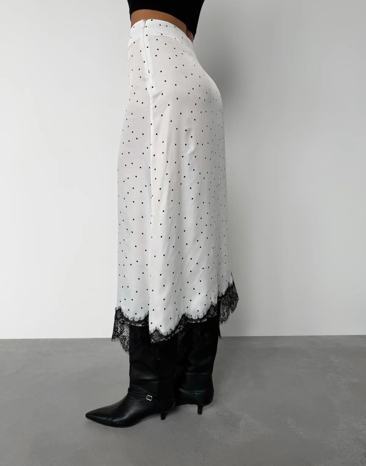Спідниця максі з мереживом, біла в хаотичний горошок - Фото 7