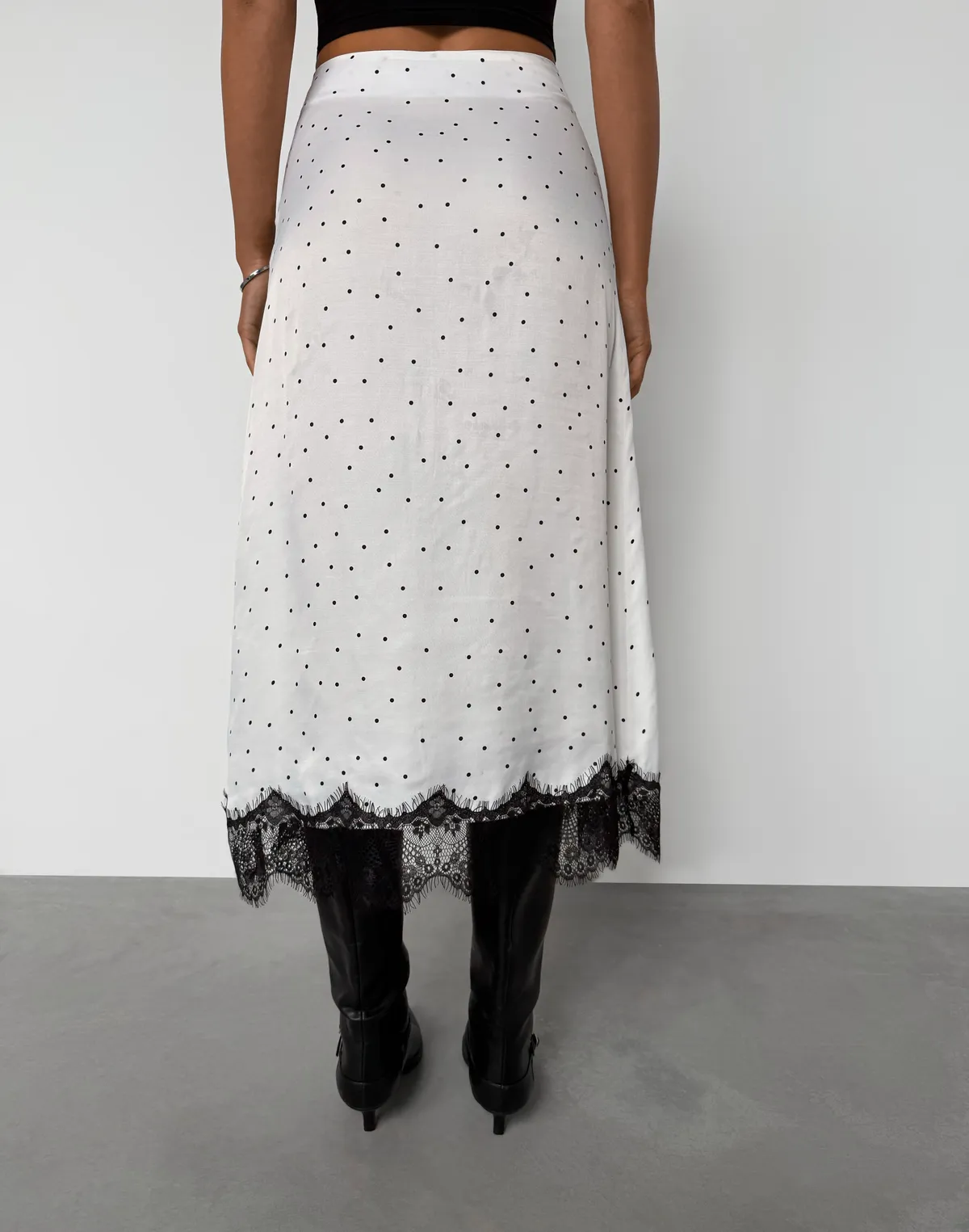 Спідниця максі з мереживом, біла в хаотичний горошок - Фото 2
