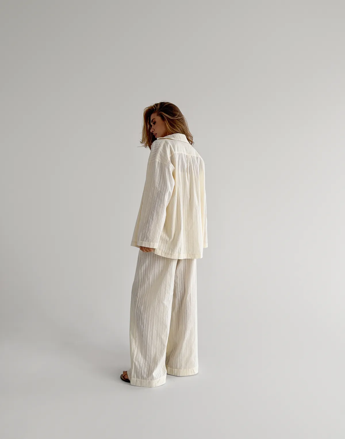 Комплект бавовняний у текстуровану смужку сорочка оверсайз та штани легкі, вершкове масло - Фото 2