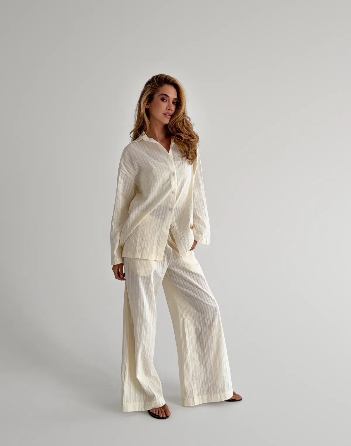 Комплект бавовняний у текстуровану смужку сорочка оверсайз та штани легкі, вершкове масло - Фото 7