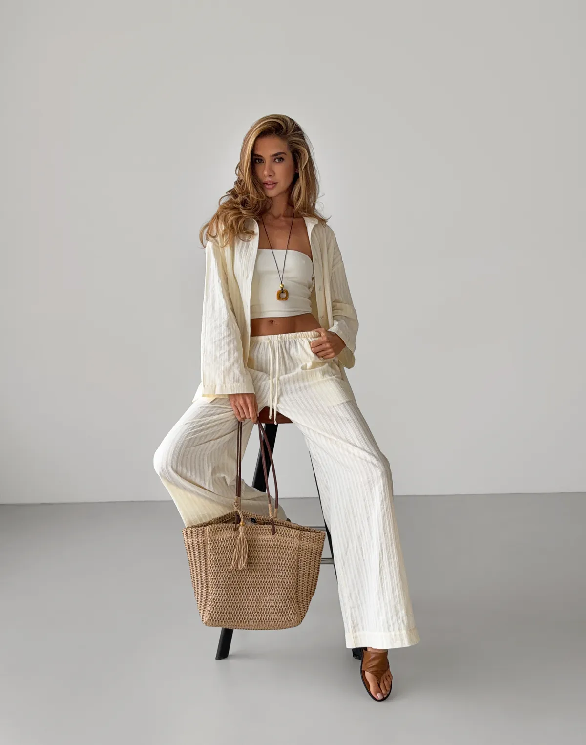 Штани бавовняні легкі у текстуровану смужку, вершкове масло - Фото 1