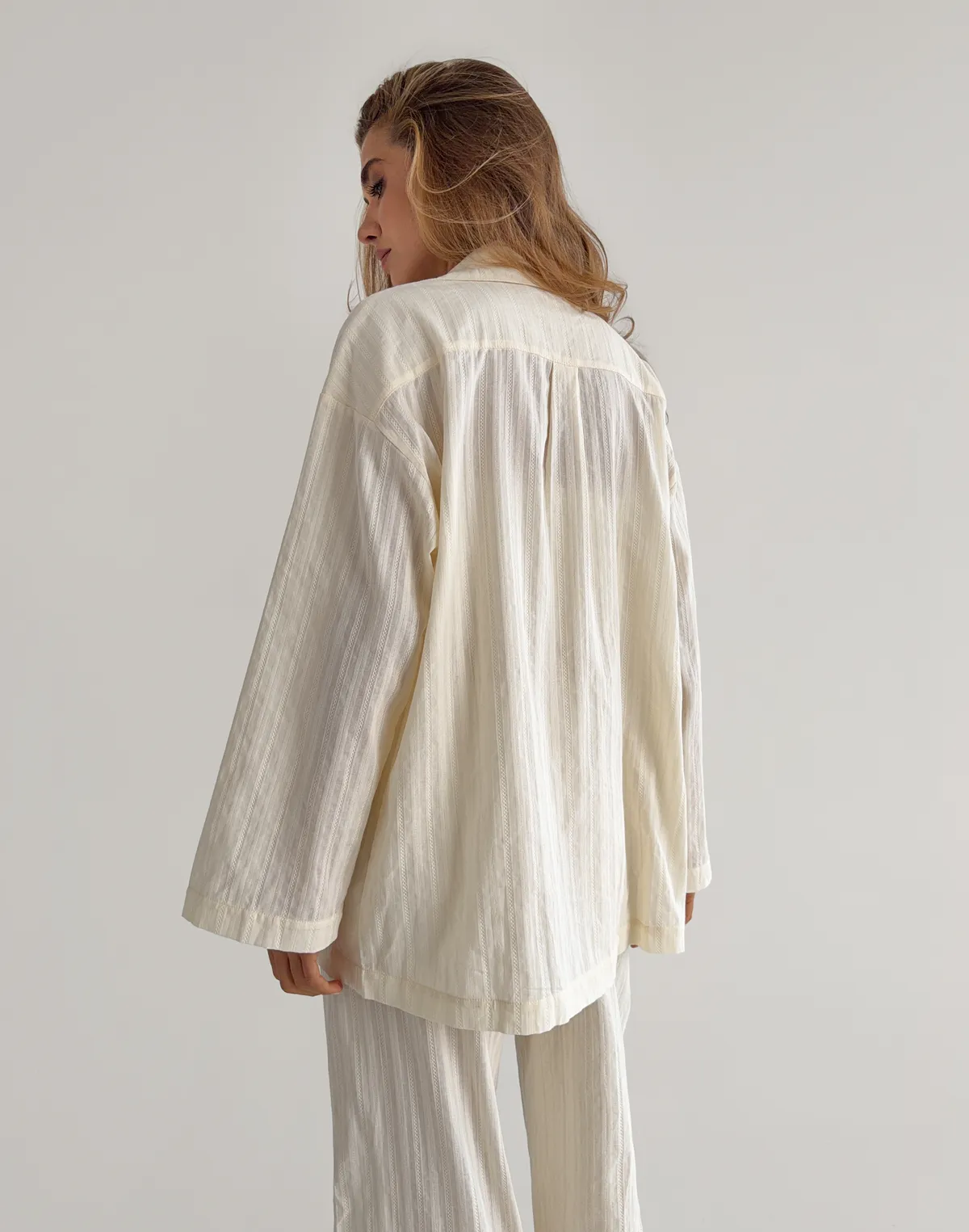 Сорочка бавовняна оверсайз у текстуровану смужку, вершкове масло - Фото 2