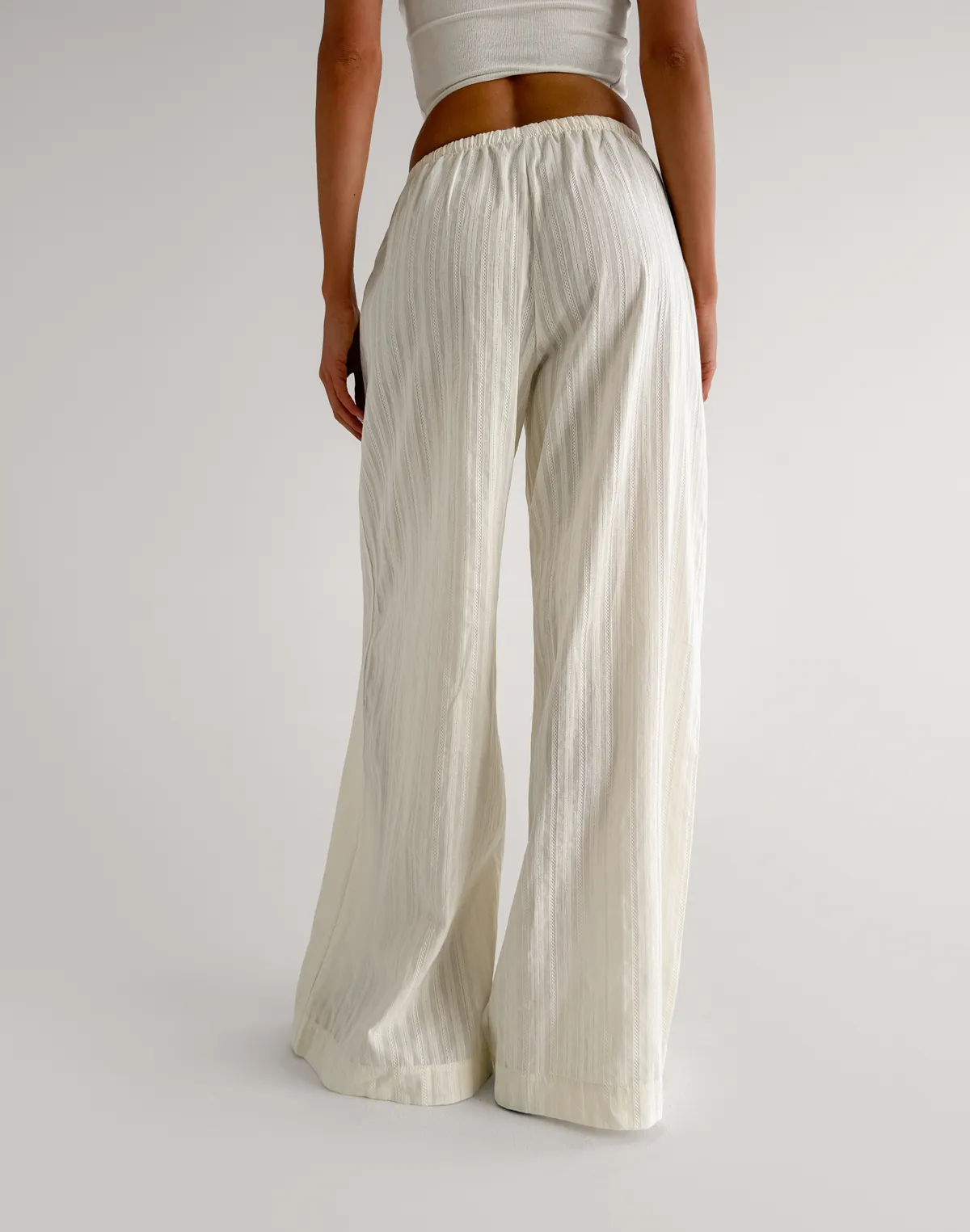 Штани бавовняні легкі у текстуровану смужку, вершкове масло - Фото 2