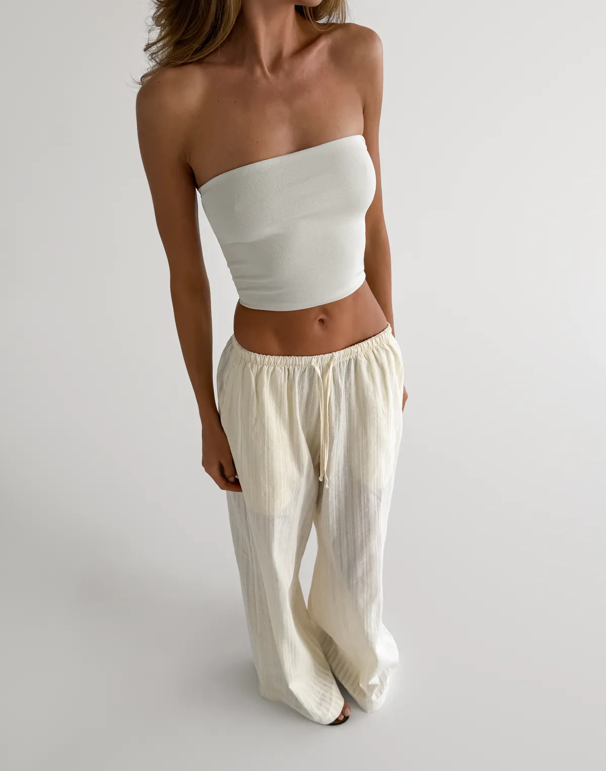 Штани бавовняні легкі у текстуровану смужку, вершкове масло - Фото 5