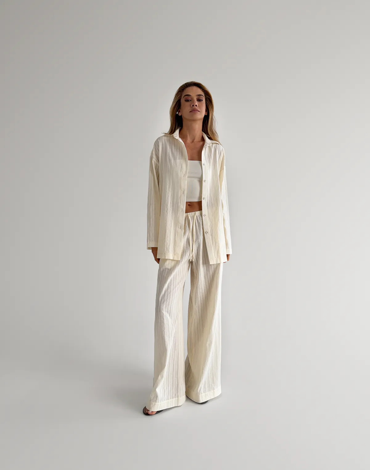 Штани бавовняні легкі у текстуровану смужку, вершкове масло - Фото 4