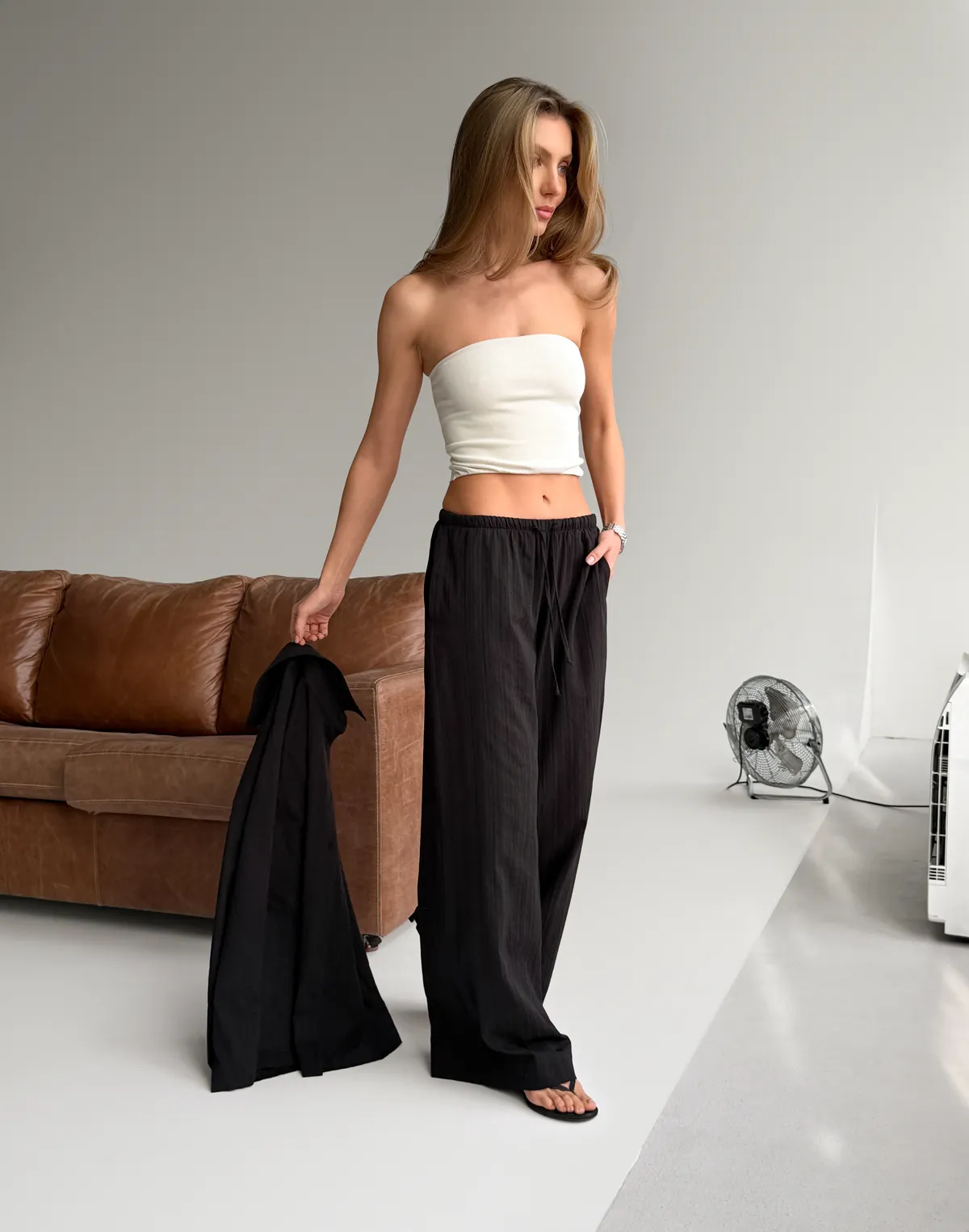 Штани бавовняні легкі у текстуровану смужку, чорні - Фото 6