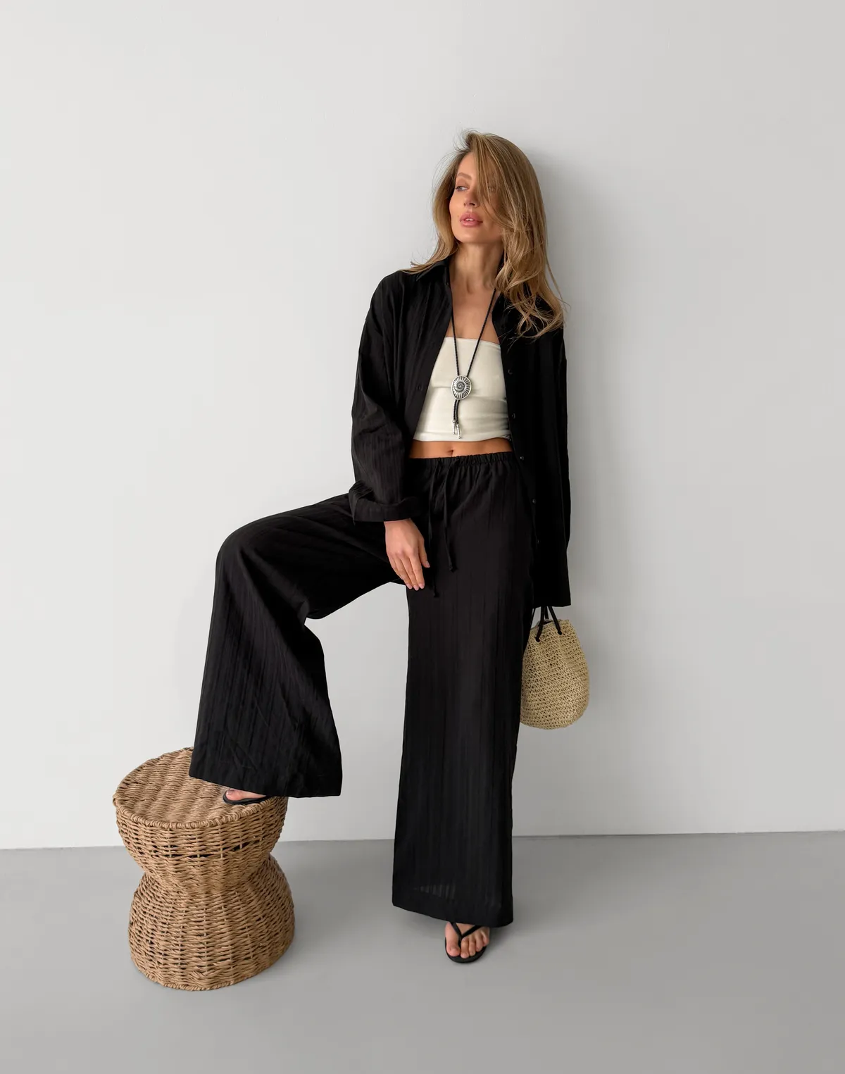 Штани бавовняні легкі у текстуровану смужку, чорні - Фото 1