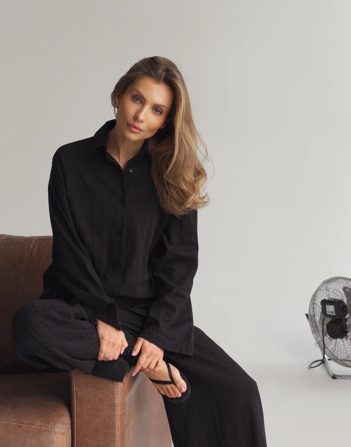 Сорочка бавовняна оверсайз у текстуровану смужку, чорна - Фото 1