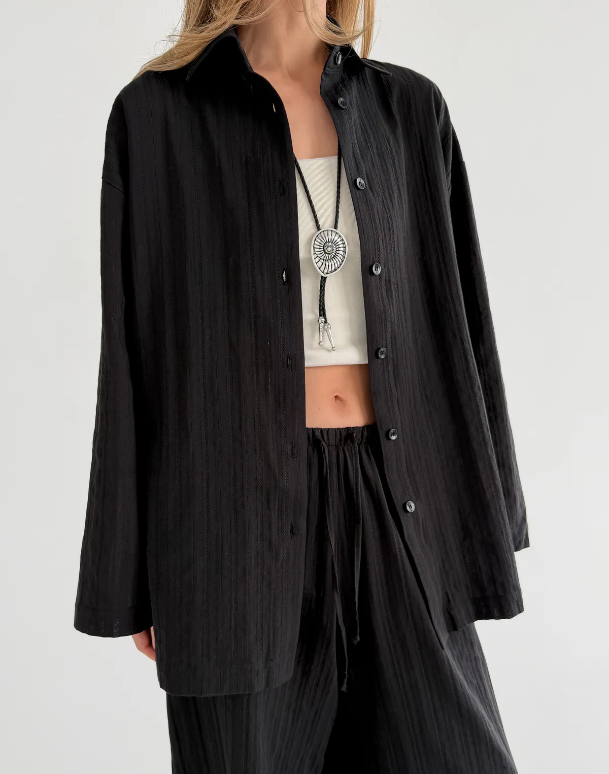 Сорочка бавовняна оверсайз у текстуровану смужку, чорна - Фото 5