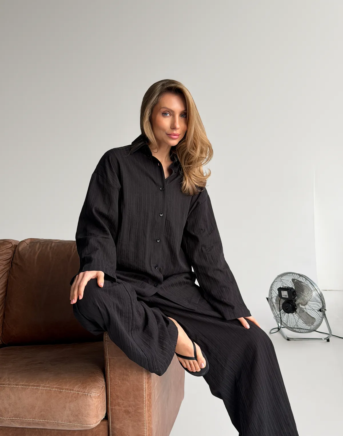 Сорочка бавовняна оверсайз у текстуровану смужку, чорна - Фото 3