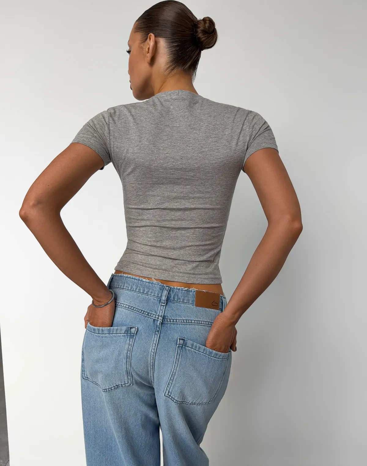 Футболка по фігурі з м'якого бавовняного матеріалу зі стразами, сірий меланж - Фото 2