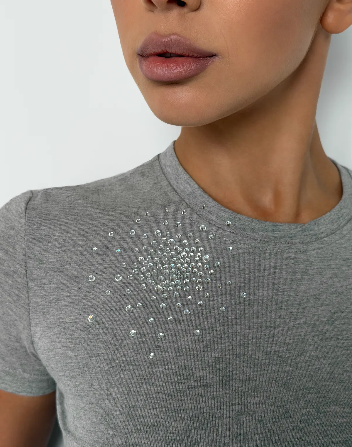 Футболка по фігурі з м'якого бавовняного матеріалу зі стразами, сірий меланж - Фото 5