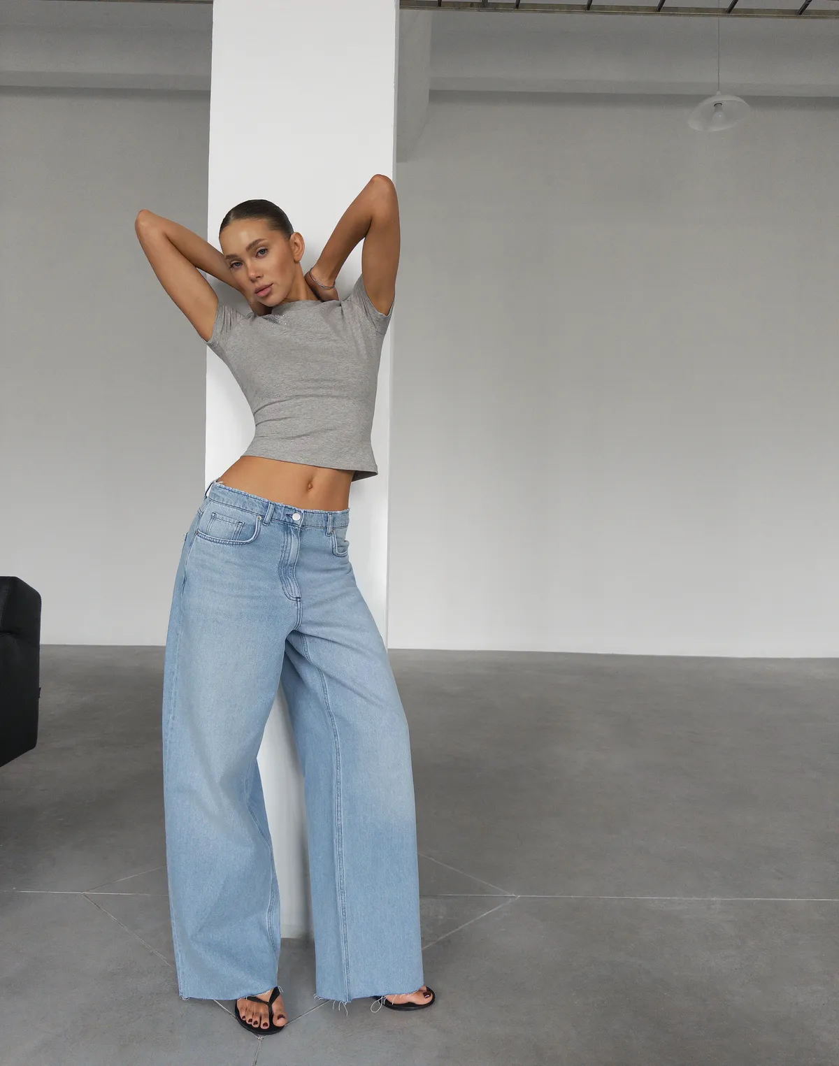 Футболка по фігурі з м'якого бавовняного матеріалу зі стразами, сірий меланж - Фото 3