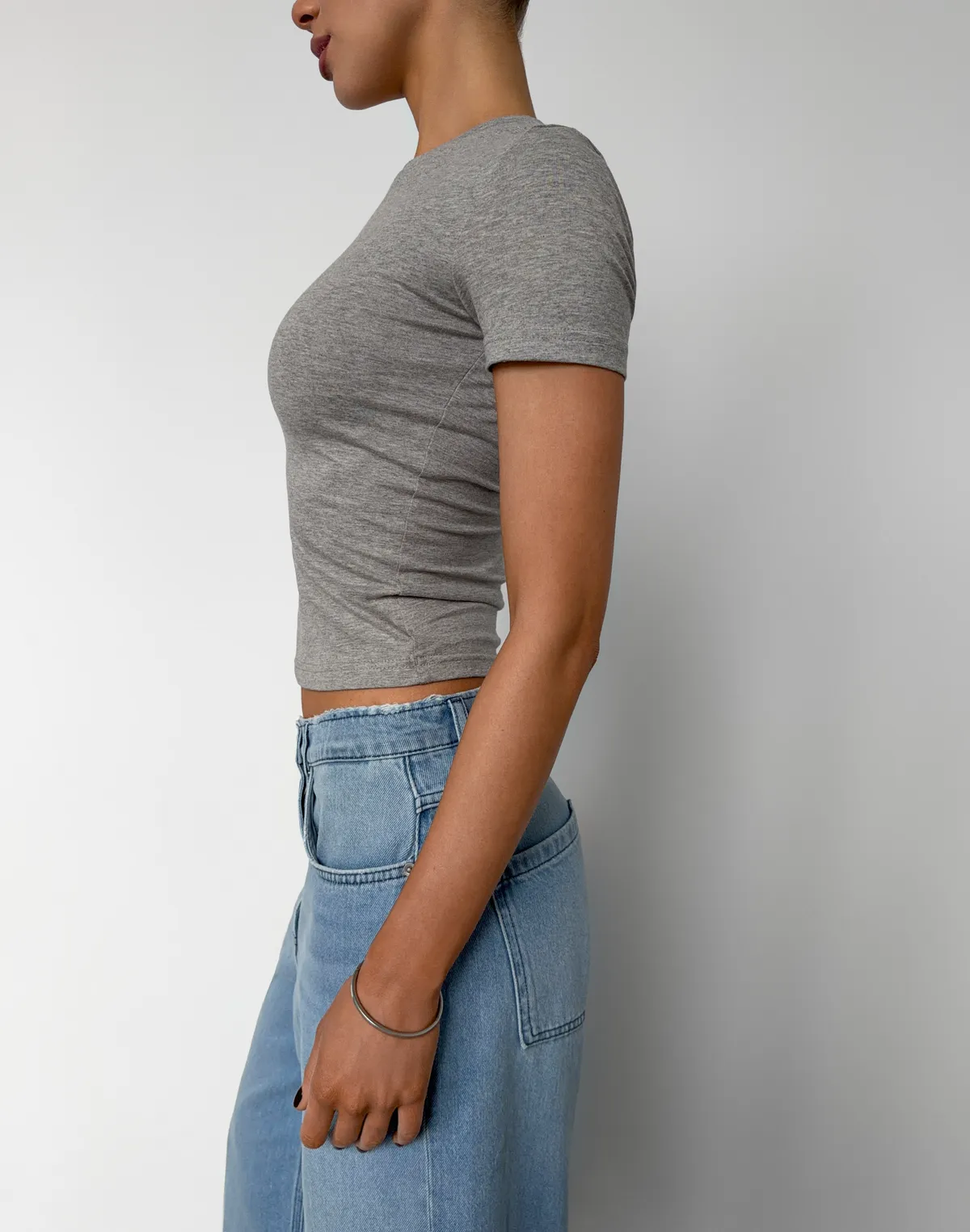 Футболка по фігурі з м'якого бавовняного матеріалу зі стразами, сірий меланж - Фото 7
