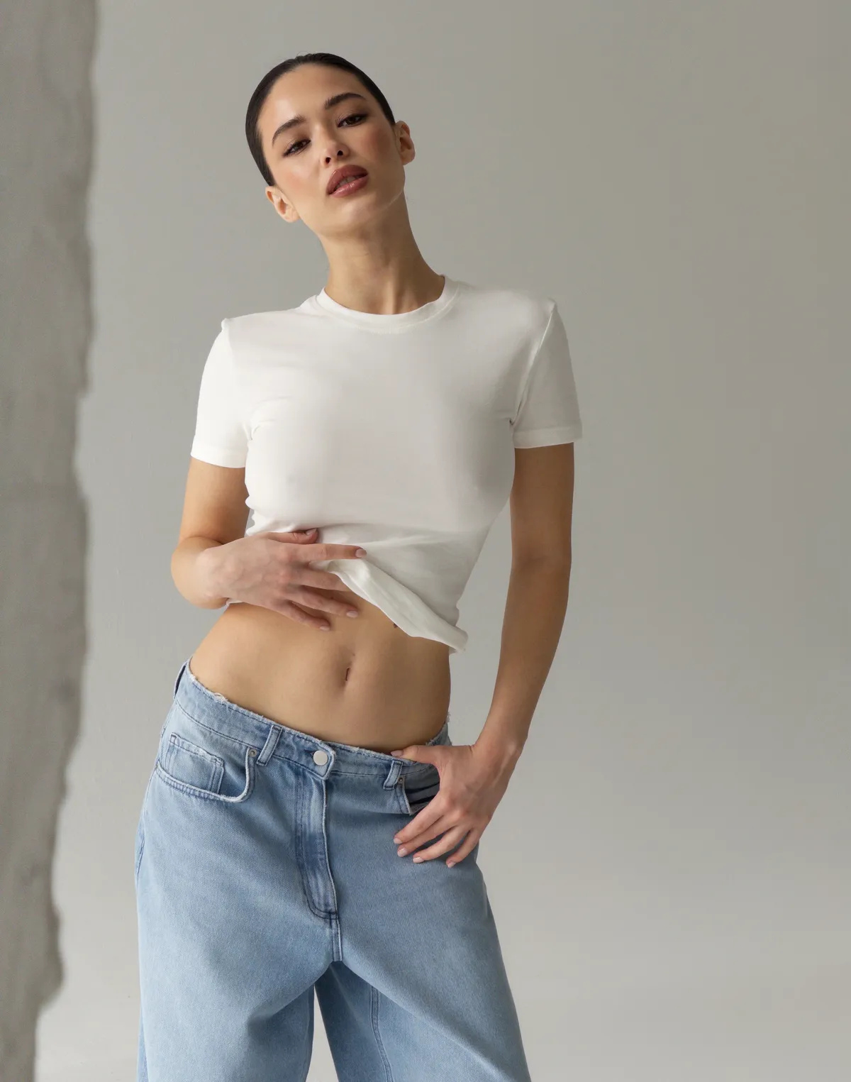 Футболка по фігурі з м'якого бавовняного матеріалу, молочна - Фото 6