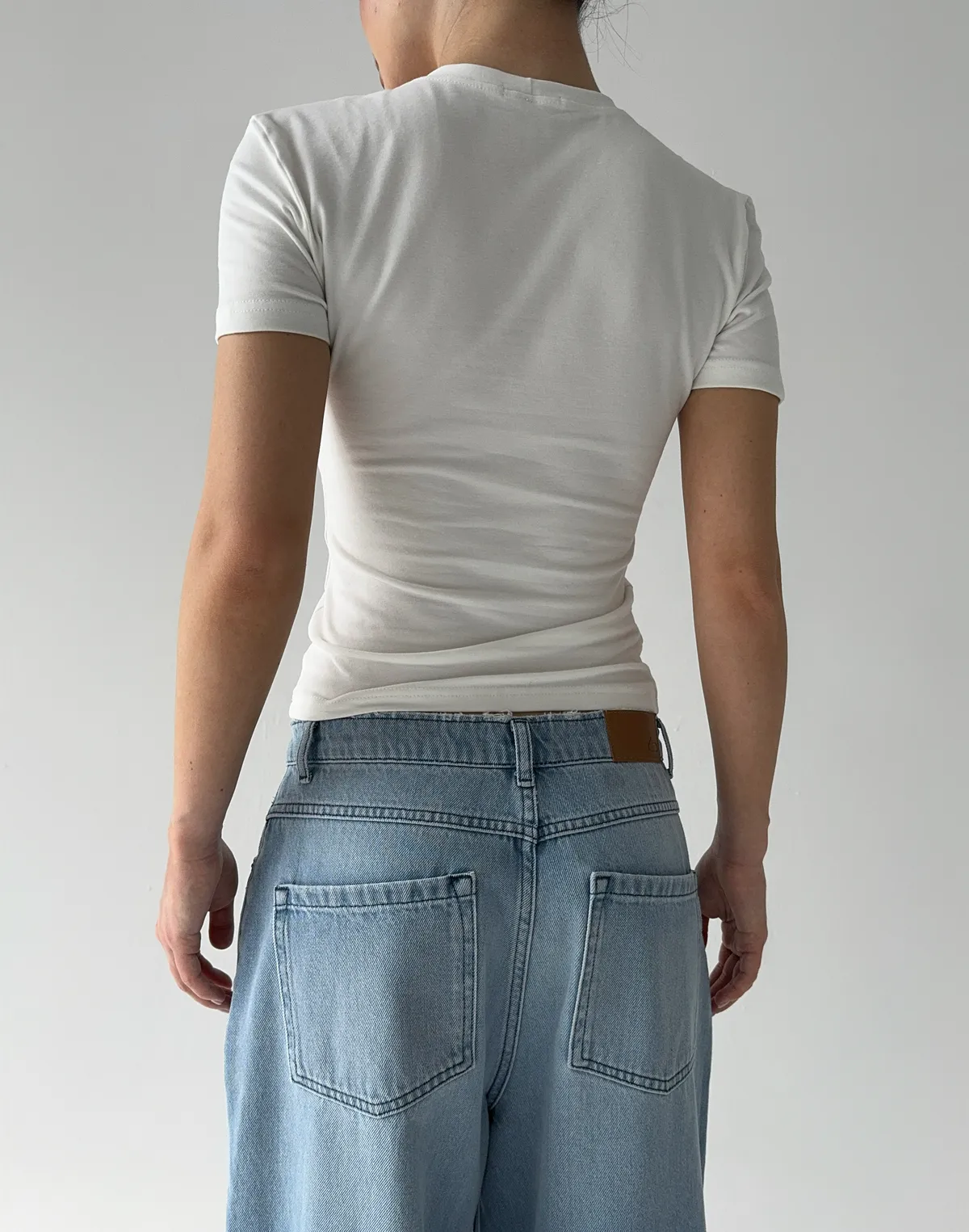 Футболка по фігурі з м'якого бавовняного матеріалу, молочна - Фото 2