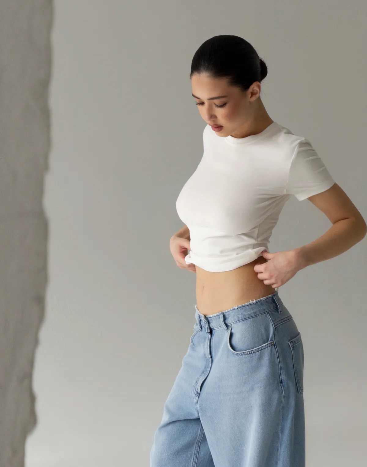 Футболка по фігурі з м'якого бавовняного матеріалу, молочна - Фото 4