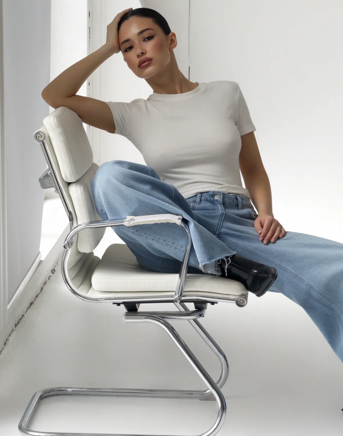 Футболка по фігурі з м'якого бавовняного матеріалу, молочна - Фото 1