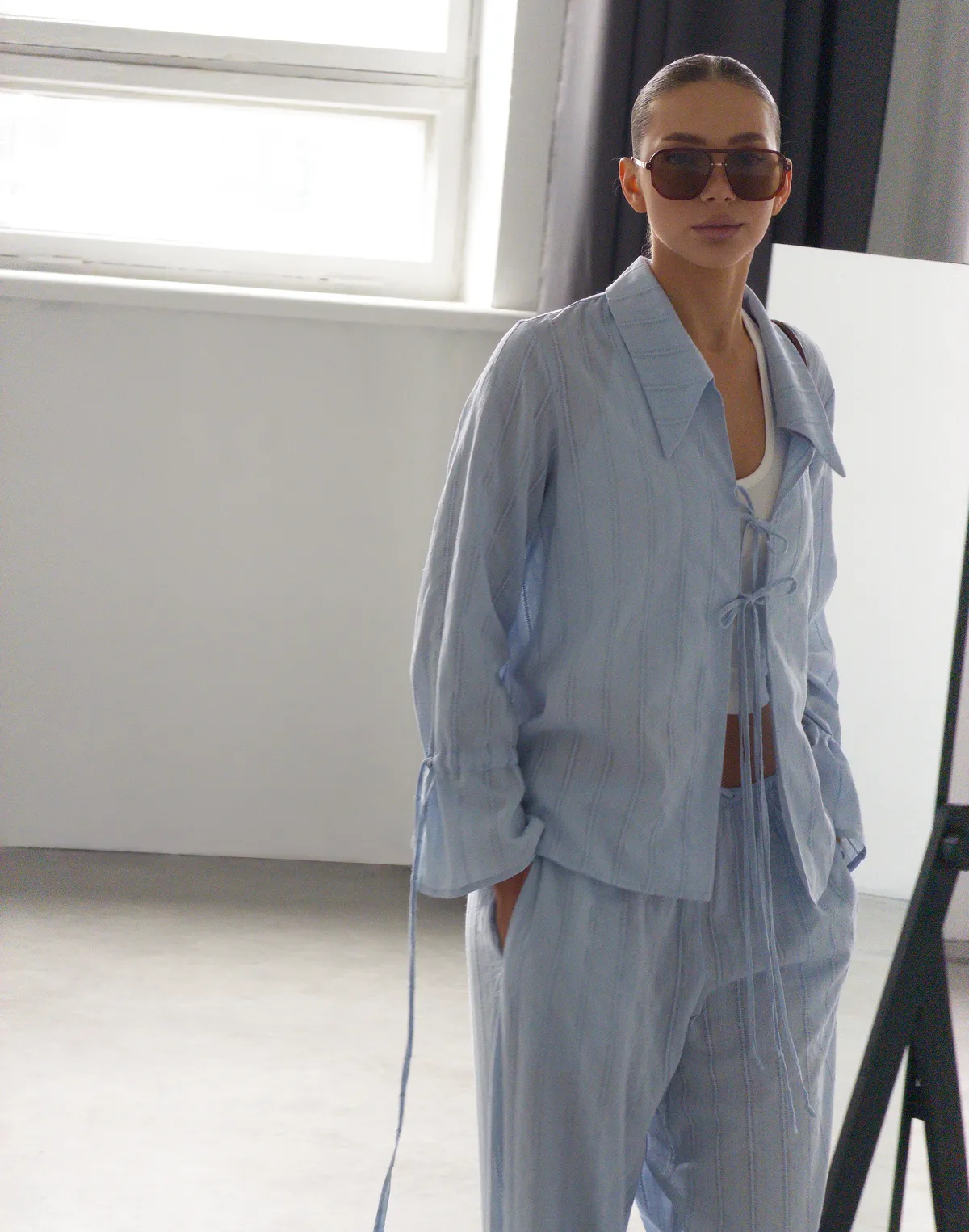 Сорочка на двох зав'язках з текстурованої тканини, блакитна - Фото 8