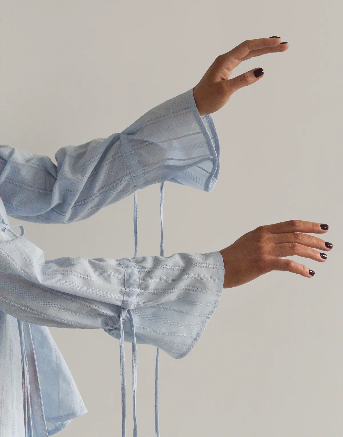 Сорочка на двох зав'язках з текстурованої тканини, блакитна - Фото 6