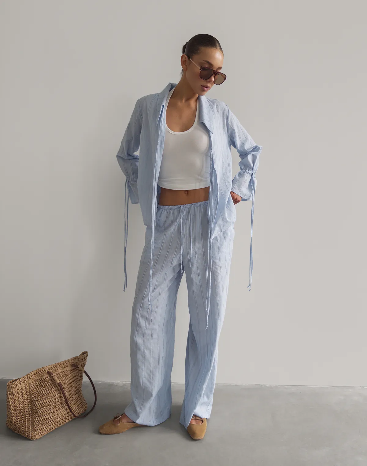 Сорочка на двох зав'язках з текстурованої тканини, блакитна - Фото 4