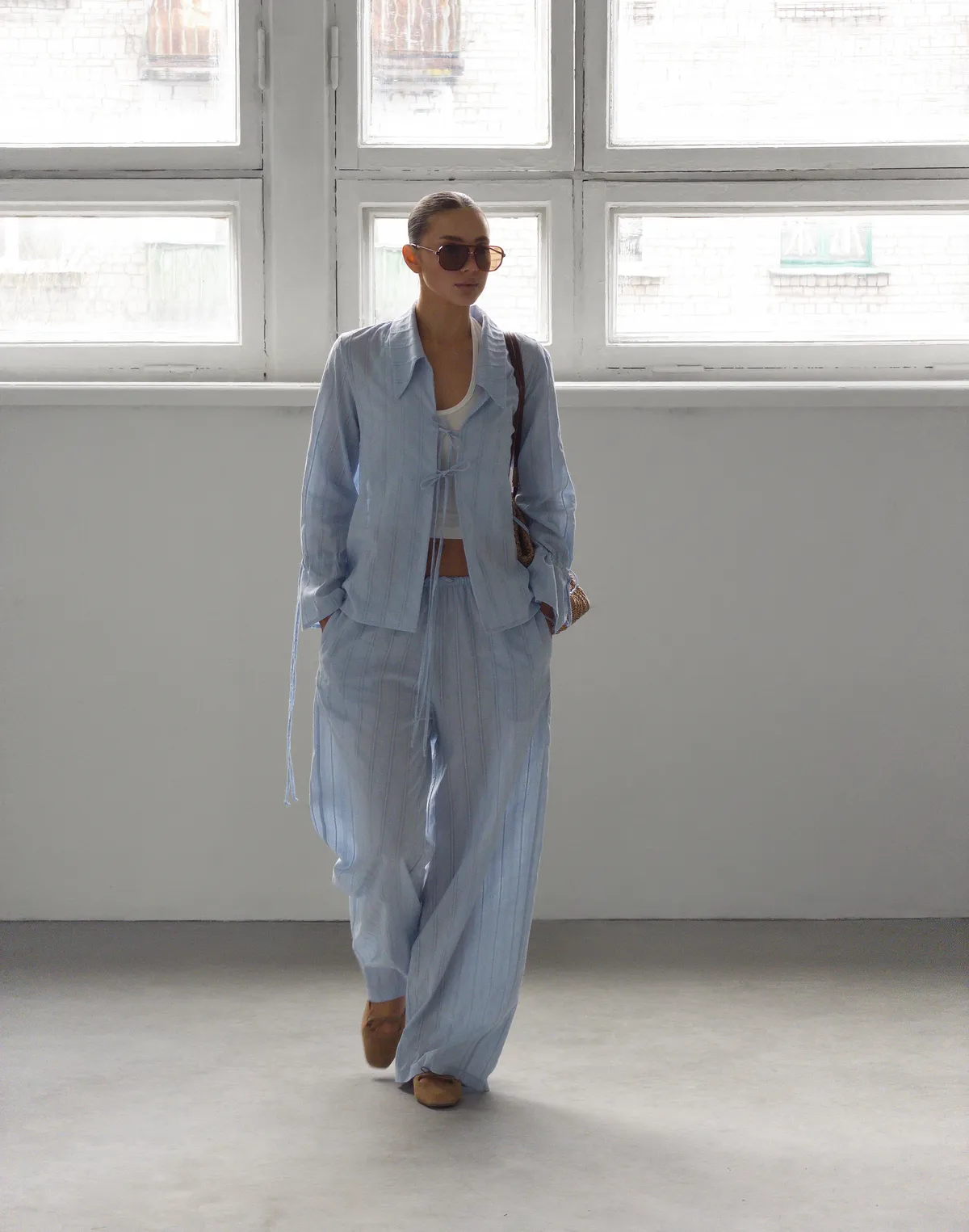 Комплект з текстурованої тканини сорочка на двох зав'язках та штани у піжамному стилі, блакитні - Фото 1