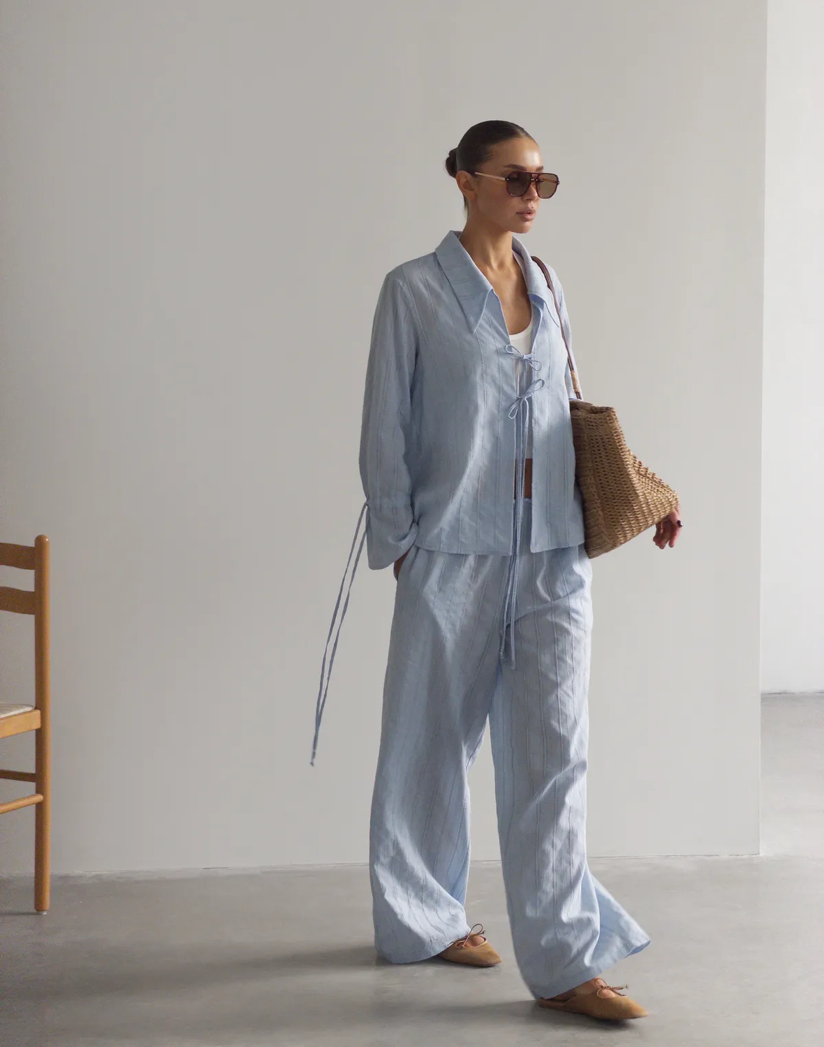 Сорочка на двох зав'язках з текстурованої тканини, блакитна - Фото 1