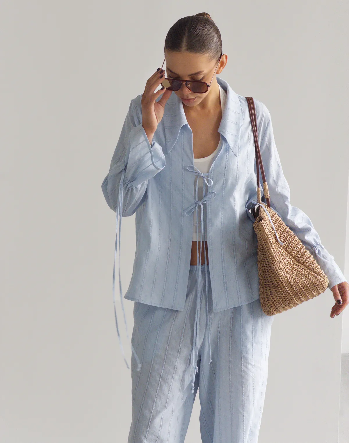 Сорочка на двох зав'язках з текстурованої тканини, блакитна - Фото 3