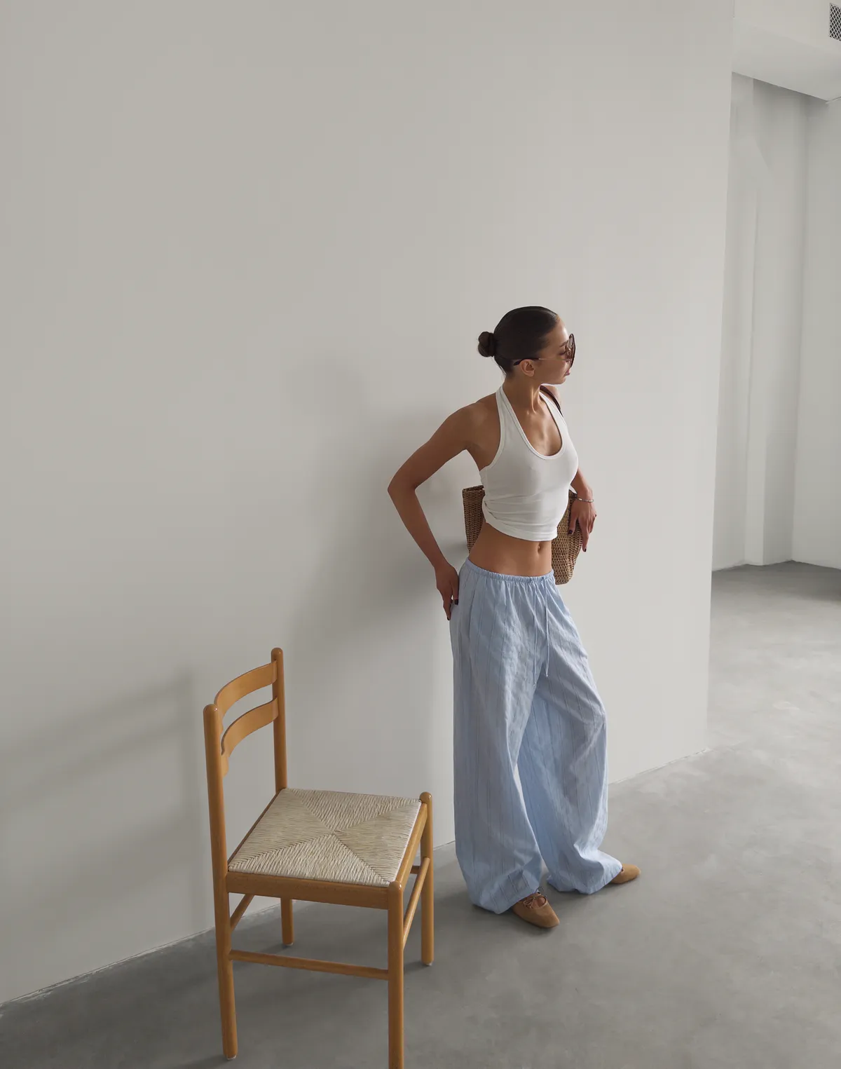 Штани вільного крою у піжамному стилі  з текстурованої тканини, блакитні - Фото 4