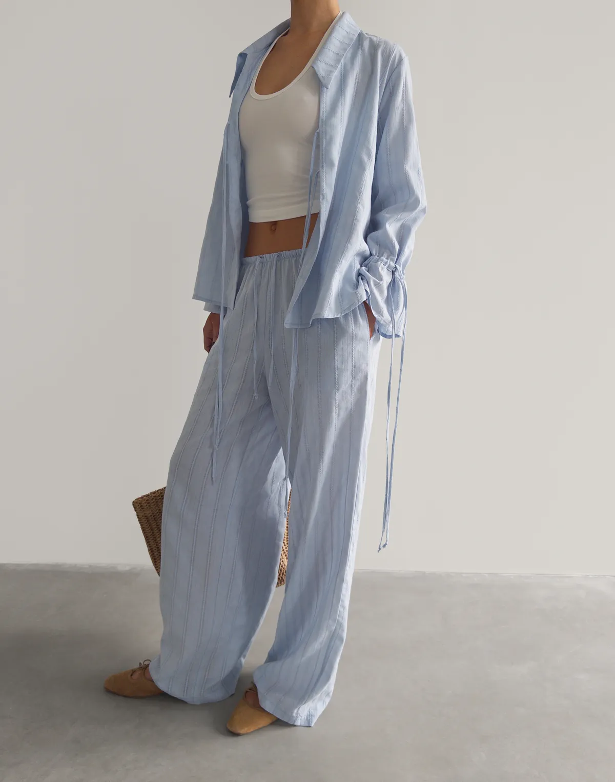 Комплект з текстурованої тканини сорочка на двох зав'язках та штани у піжамному стилі, блакитні - Фото 4