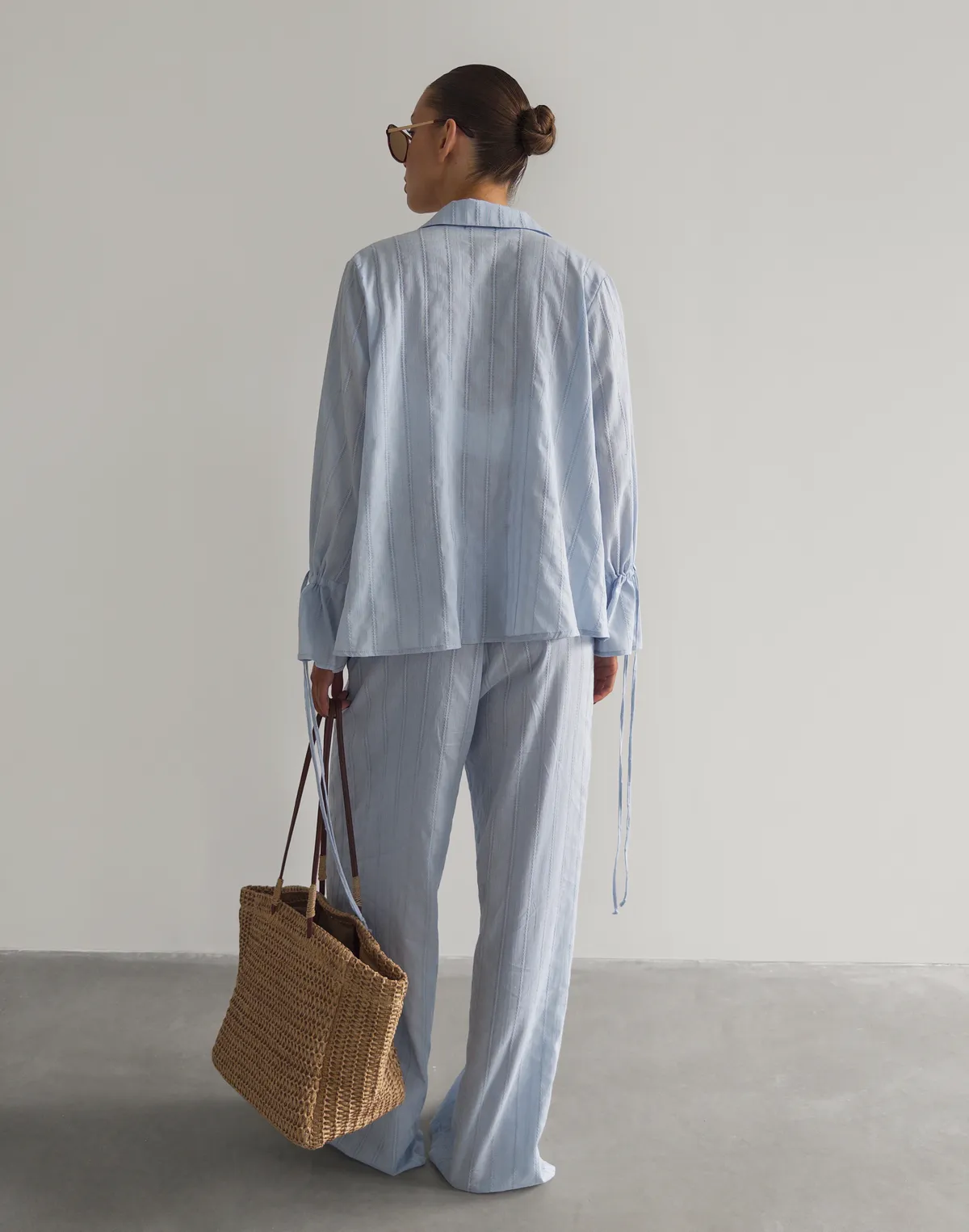 Комплект з текстурованої тканини сорочка на двох зав'язках та штани у піжамному стилі, блакитні - Фото 2