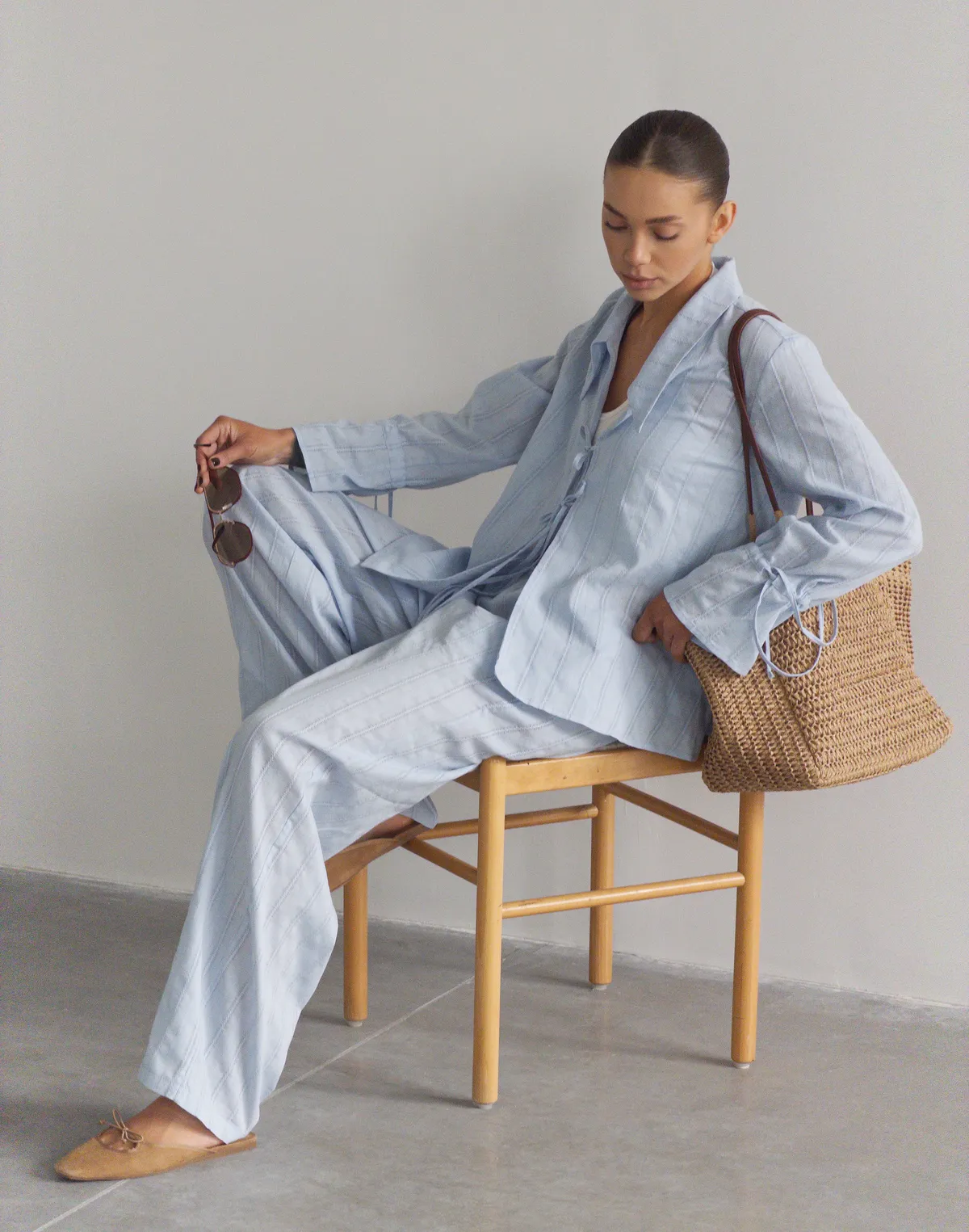 Комплект з текстурованої тканини сорочка на двох зав'язках та штани у піжамному стилі, блакитні - Фото 3