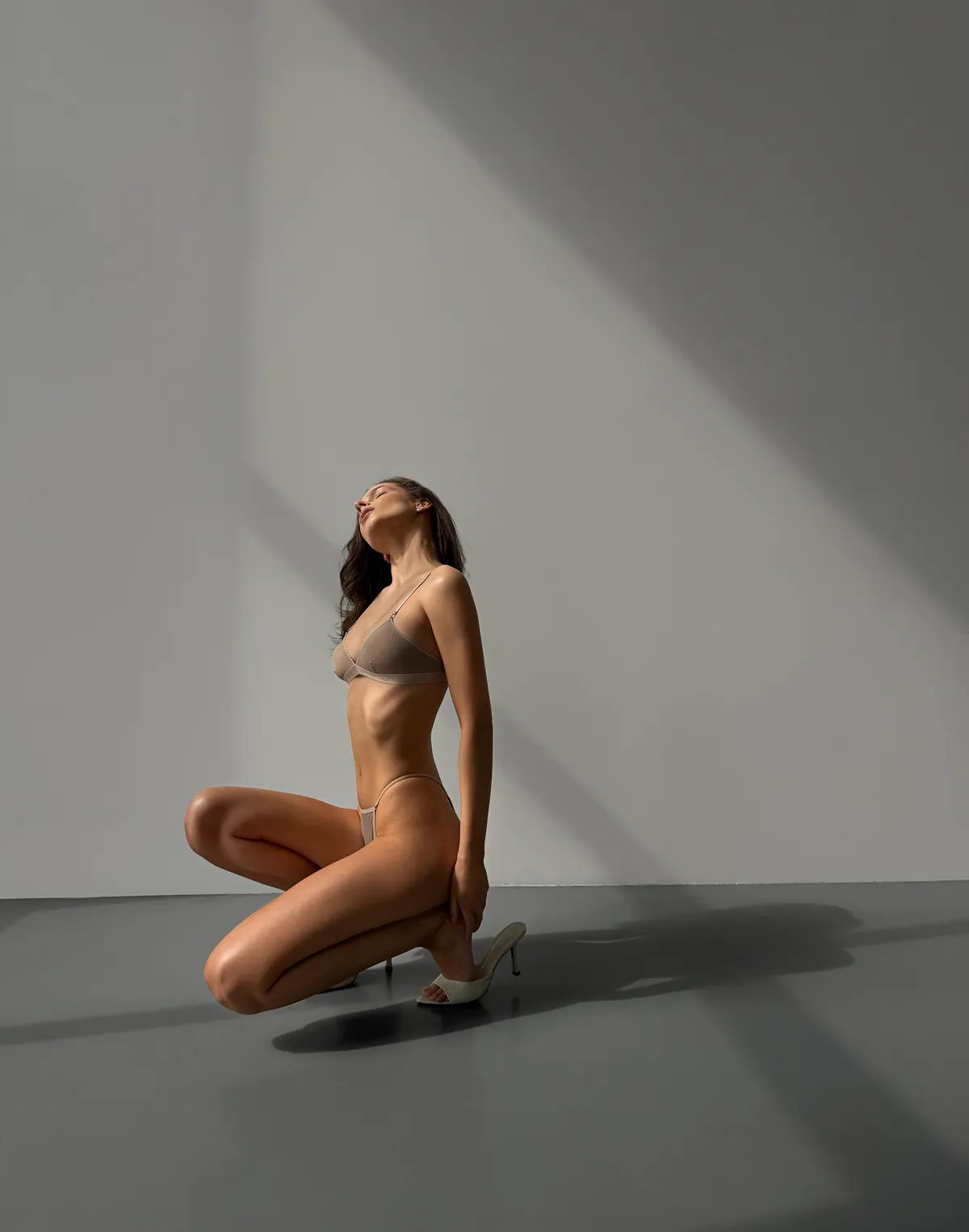 Комплект із сітки ліф на гумці та міні стрінги базові, капучіно - Фото 4