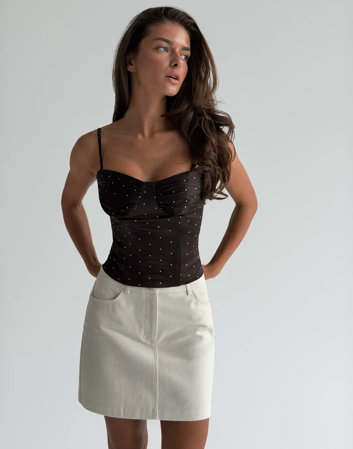 Топ корсетного типу з резинкой по спині, шоколадний в класичний білий горошок - Фото 8