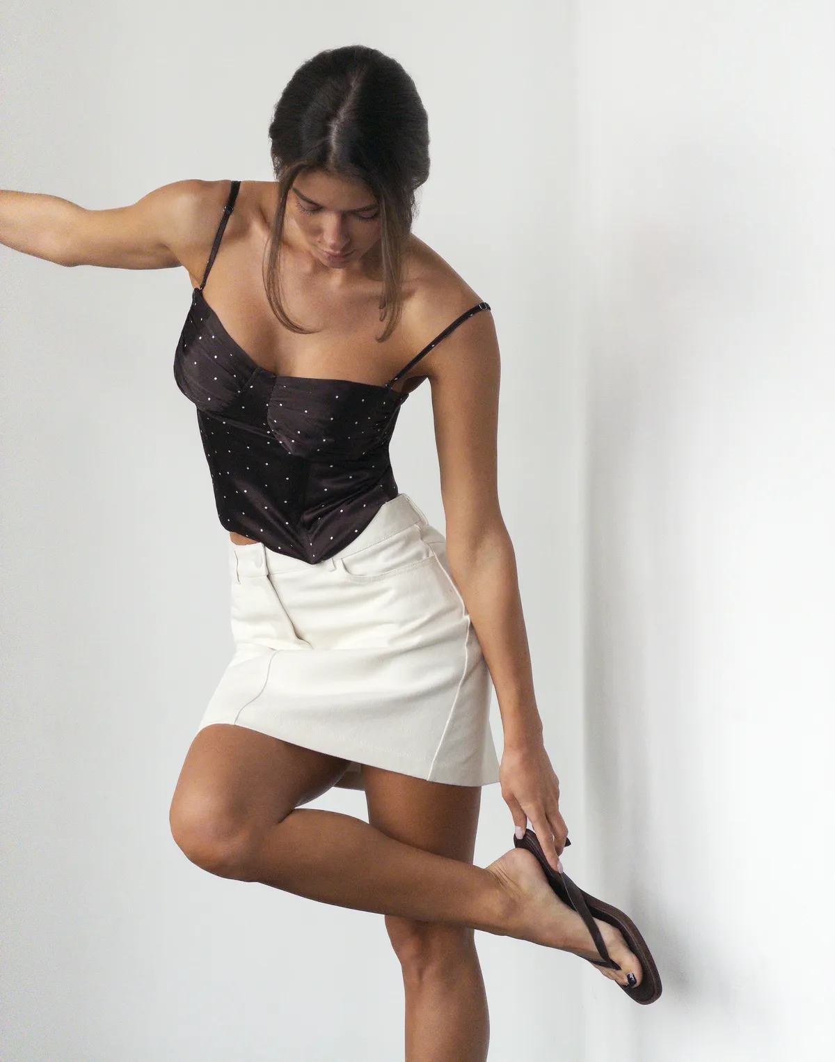 Топ корсетного типу з резинкой по спині, шоколадний в класичний білий горошок - Фото 1