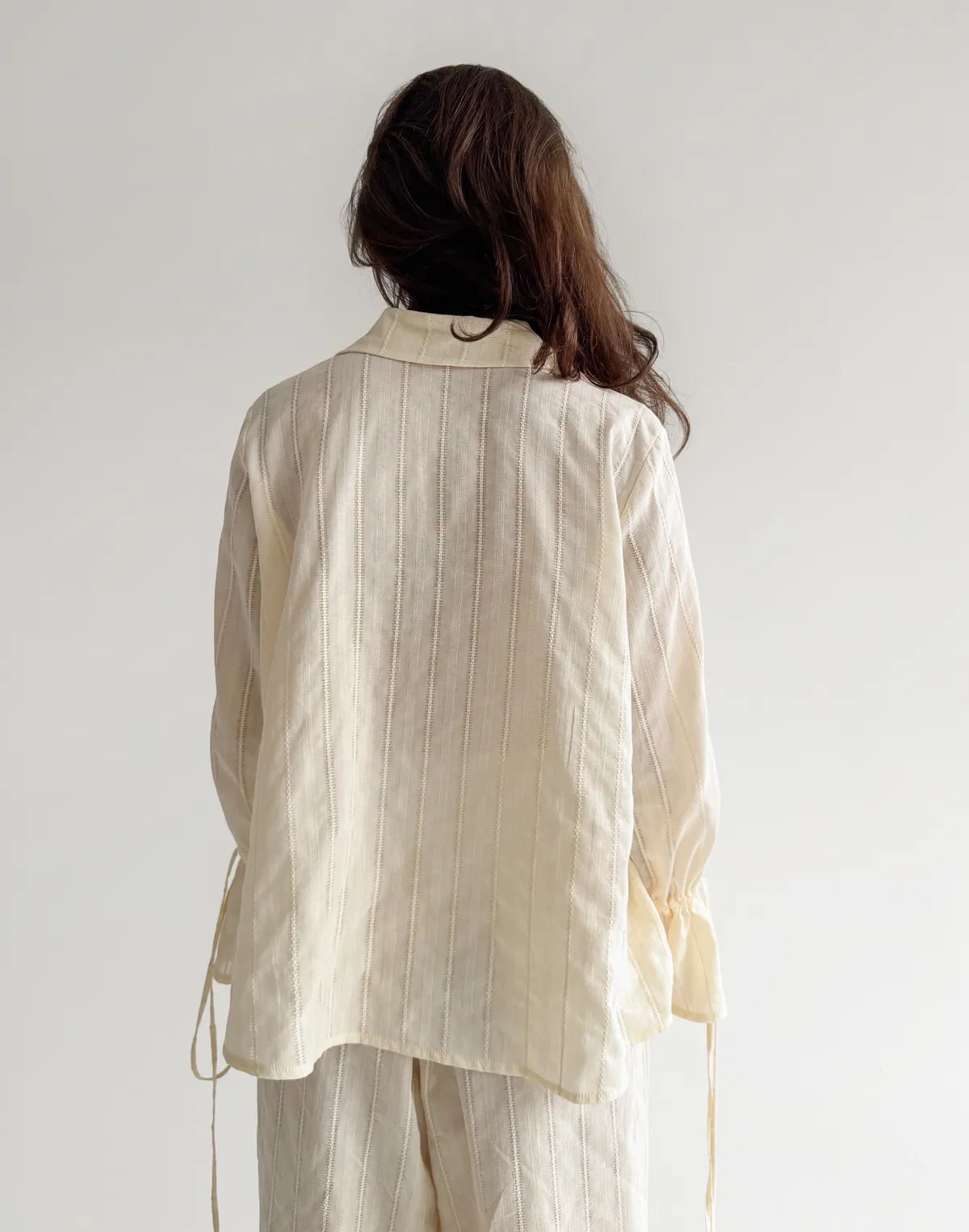 Сорочка на двох зав'язках з текстурованої тканини, вершкове масло - Фото 2