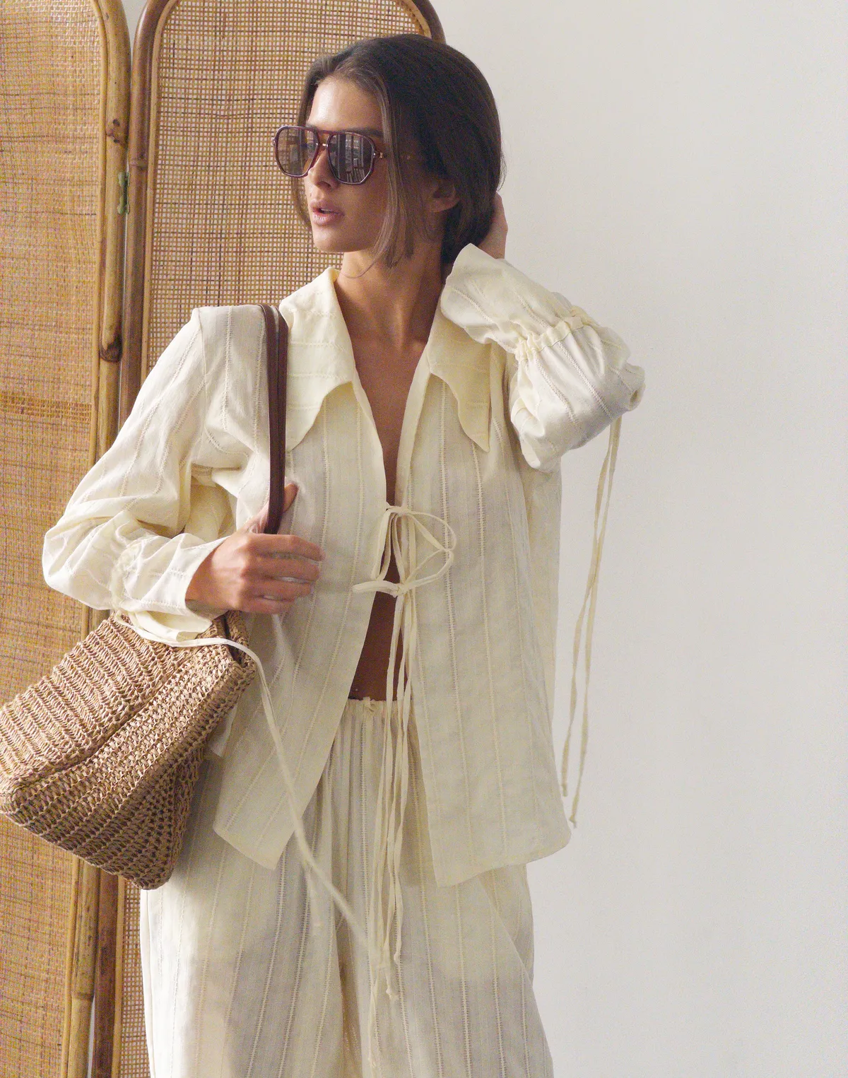 Комплект з текстурованої тканини сорочка на двох зав'язках та штани у піжамному стилі, вершкове масло - Фото 1