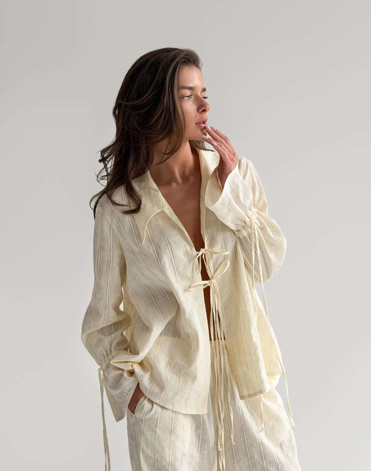 Сорочка на двох зав'язках з текстурованої тканини, вершкове масло - Фото 6