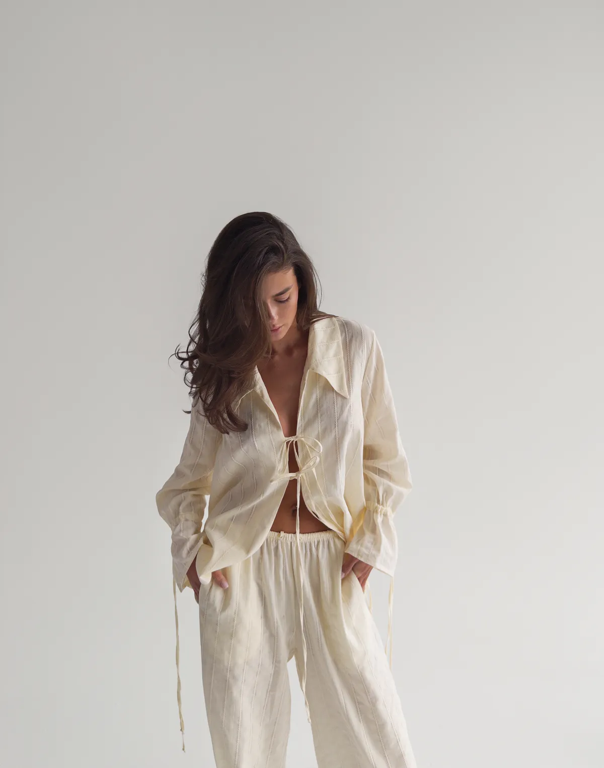 Штани вільного крою у піжамному стилі  з текстурованої тканини, вершкове масло - Фото 6