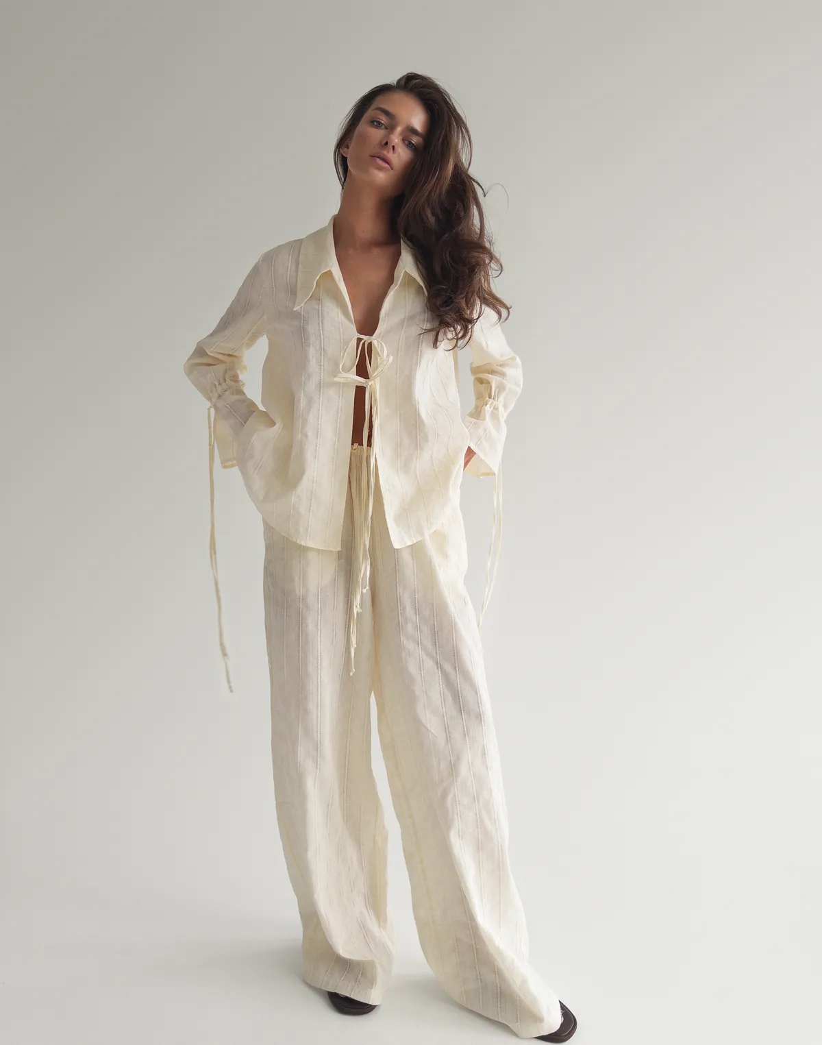 Штани вільного крою у піжамному стилі  з текстурованої тканини, вершкове масло - Фото 1