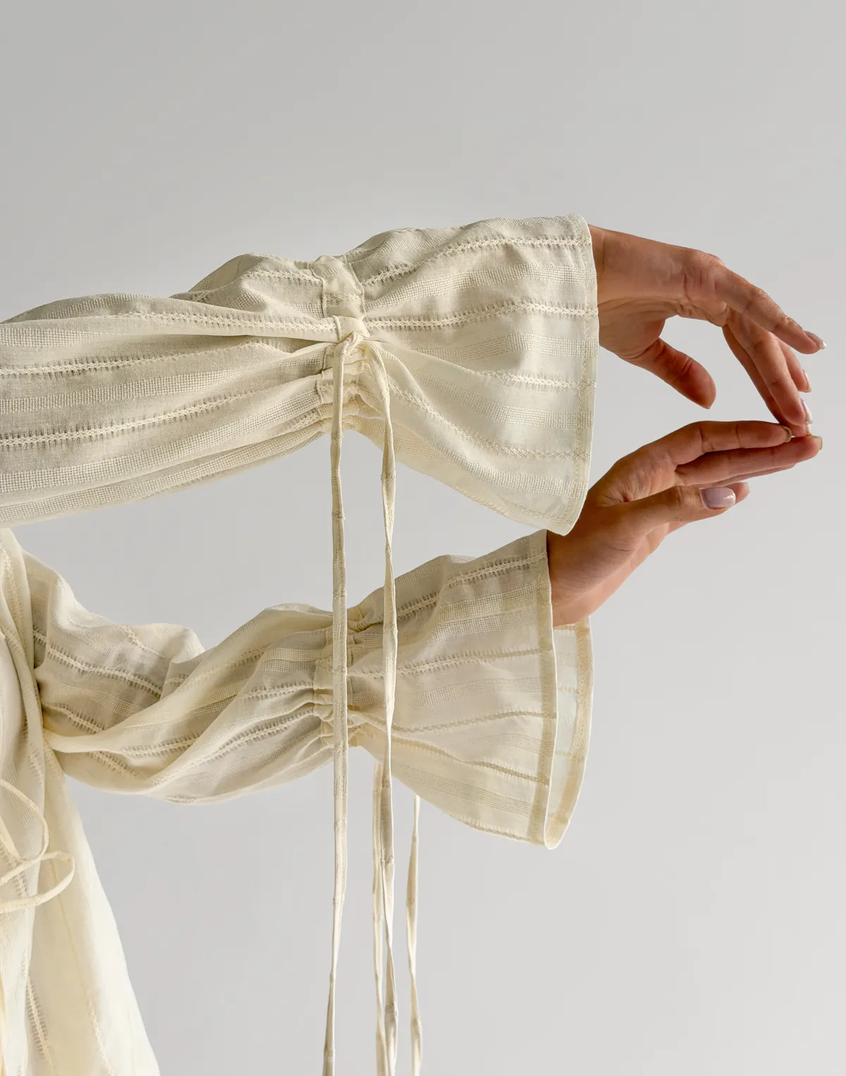 Комплект з текстурованої тканини сорочка на двох зав'язках та штани у піжамному стилі, вершкове масло - Фото 5