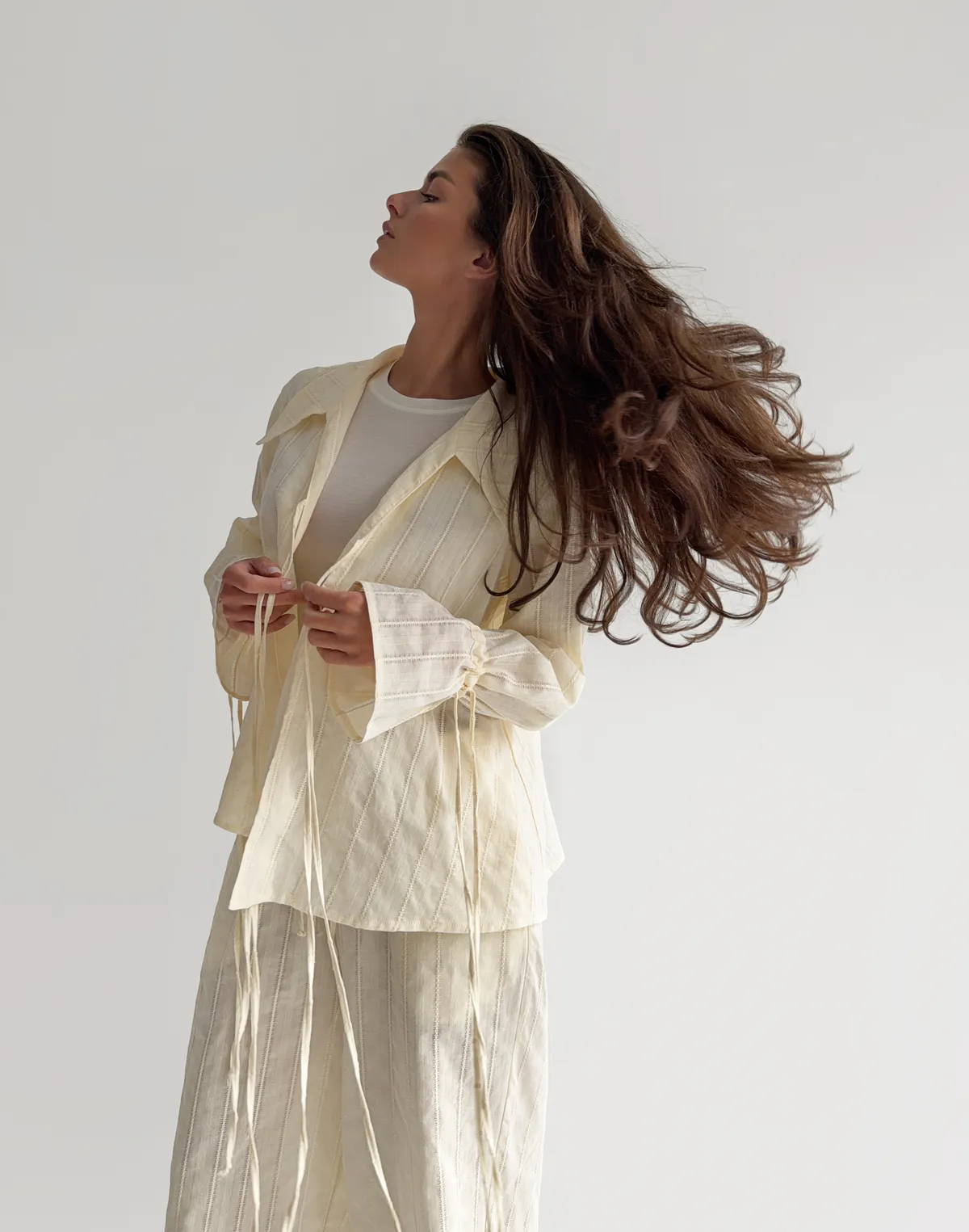 Сорочка на двох зав'язках з текстурованої тканини, вершкове масло - Фото 1