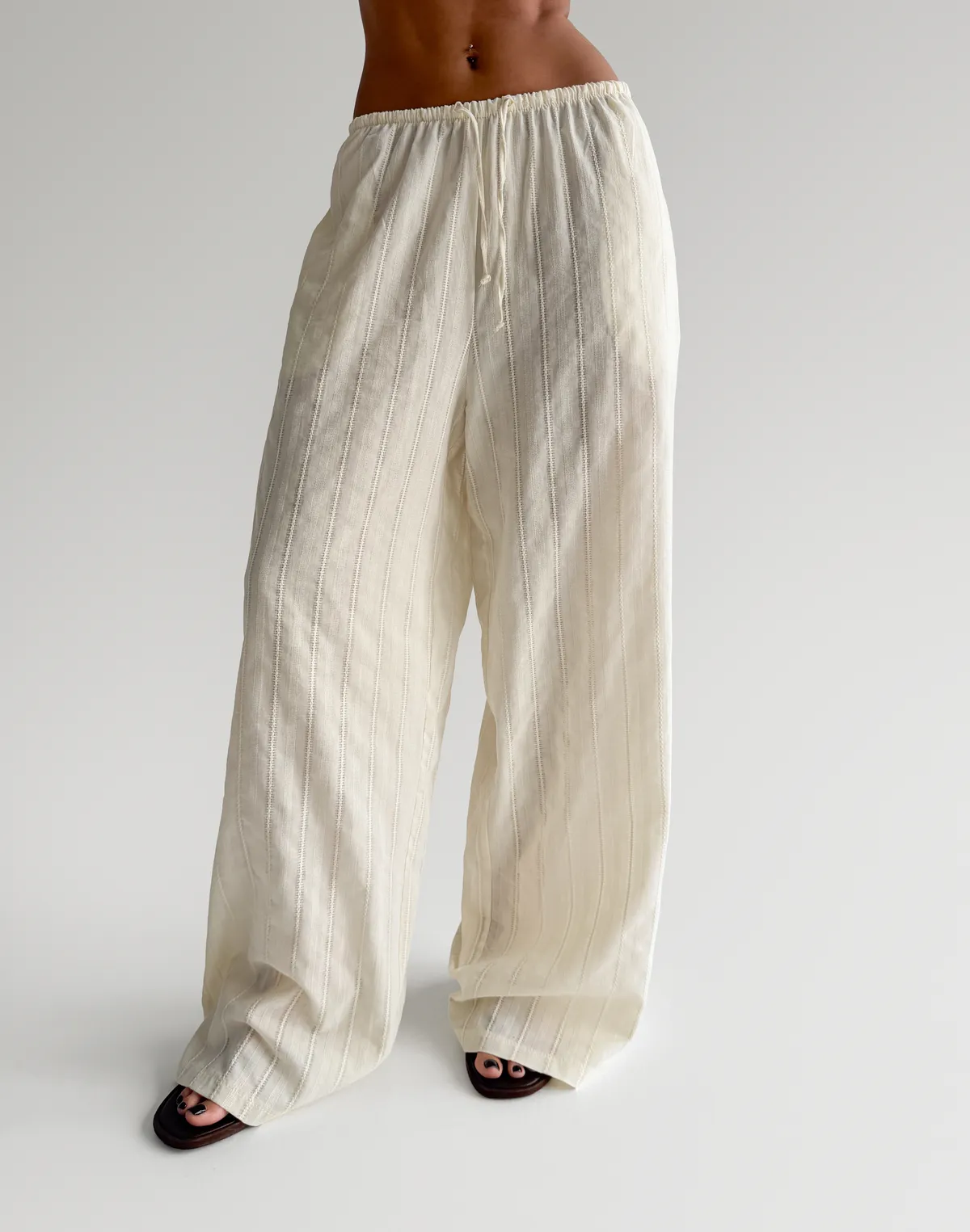 Штани вільного крою у піжамному стилі  з текстурованої тканини, вершкове масло - Фото 5