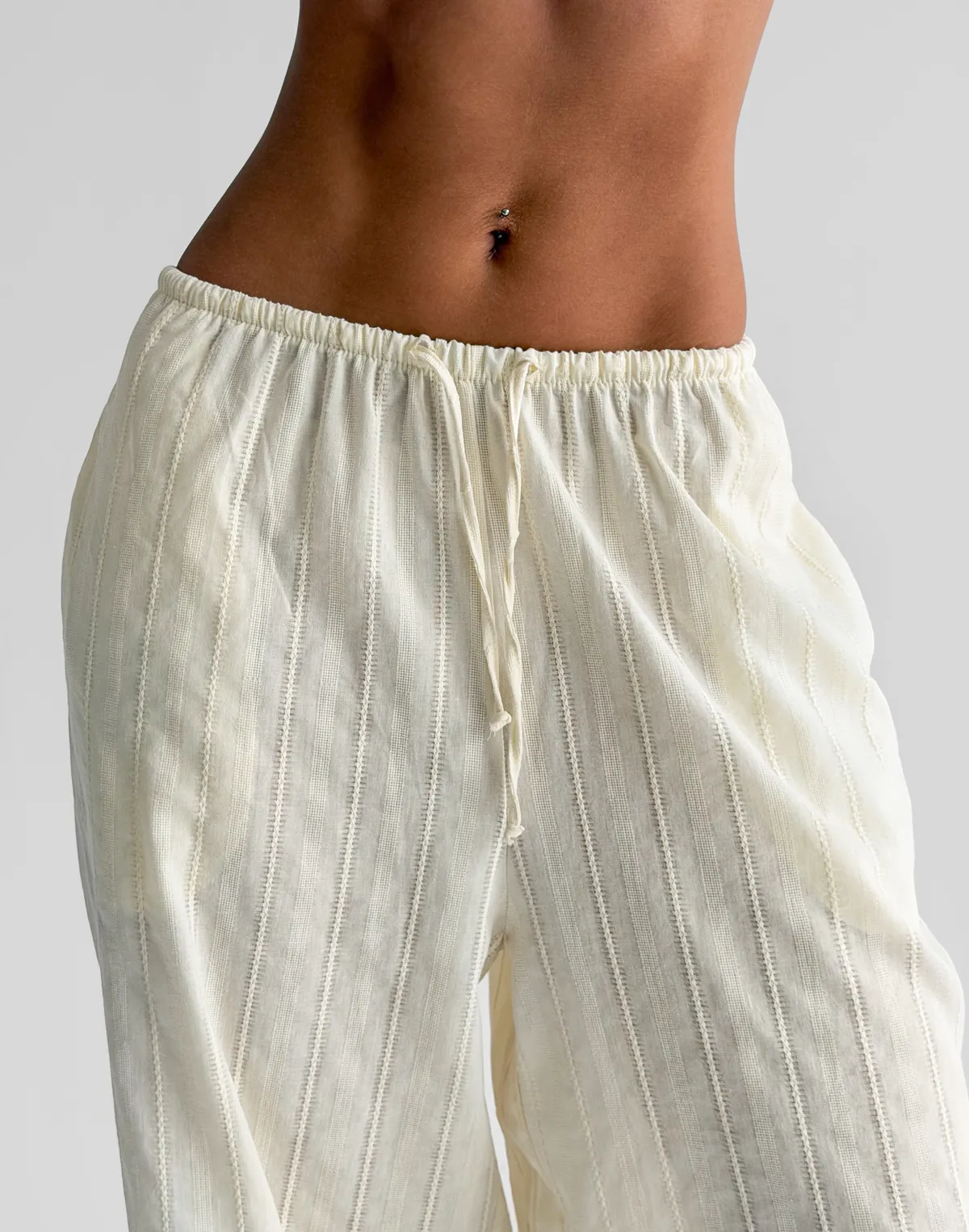 Штани вільного крою у піжамному стилі  з текстурованої тканини, вершкове масло - Фото 4