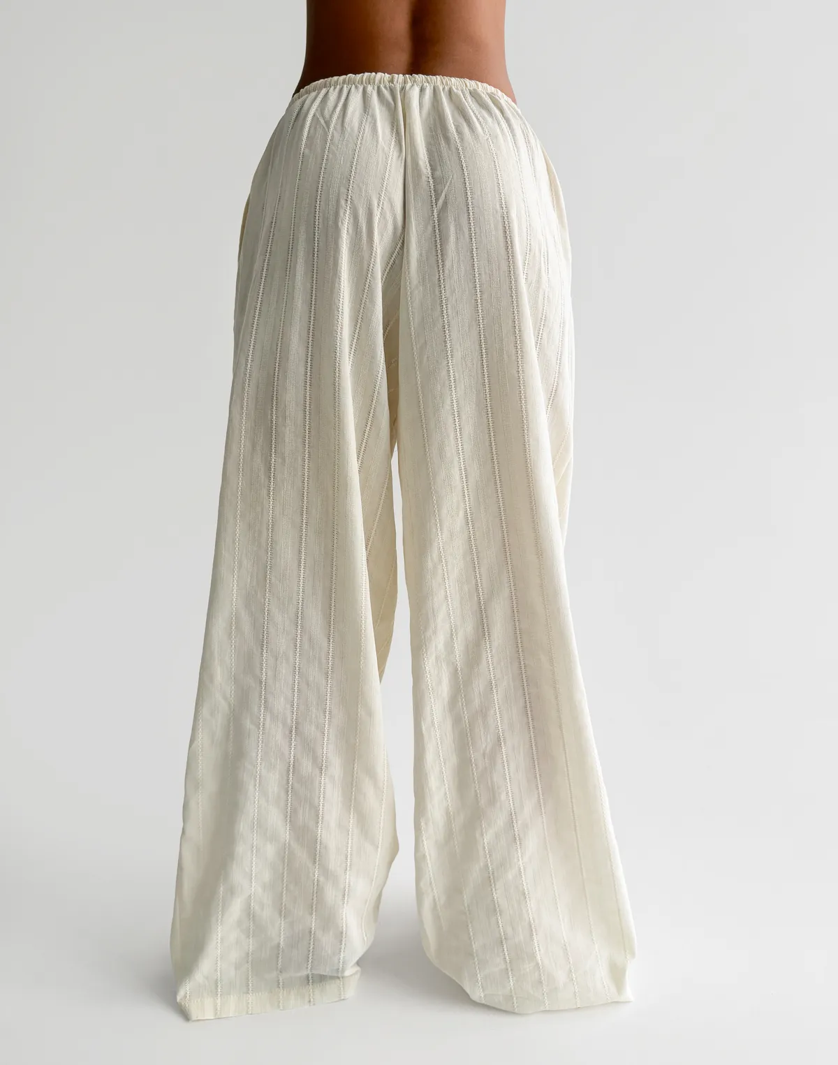 Штани вільного крою у піжамному стилі  з текстурованої тканини, вершкове масло - Фото 2