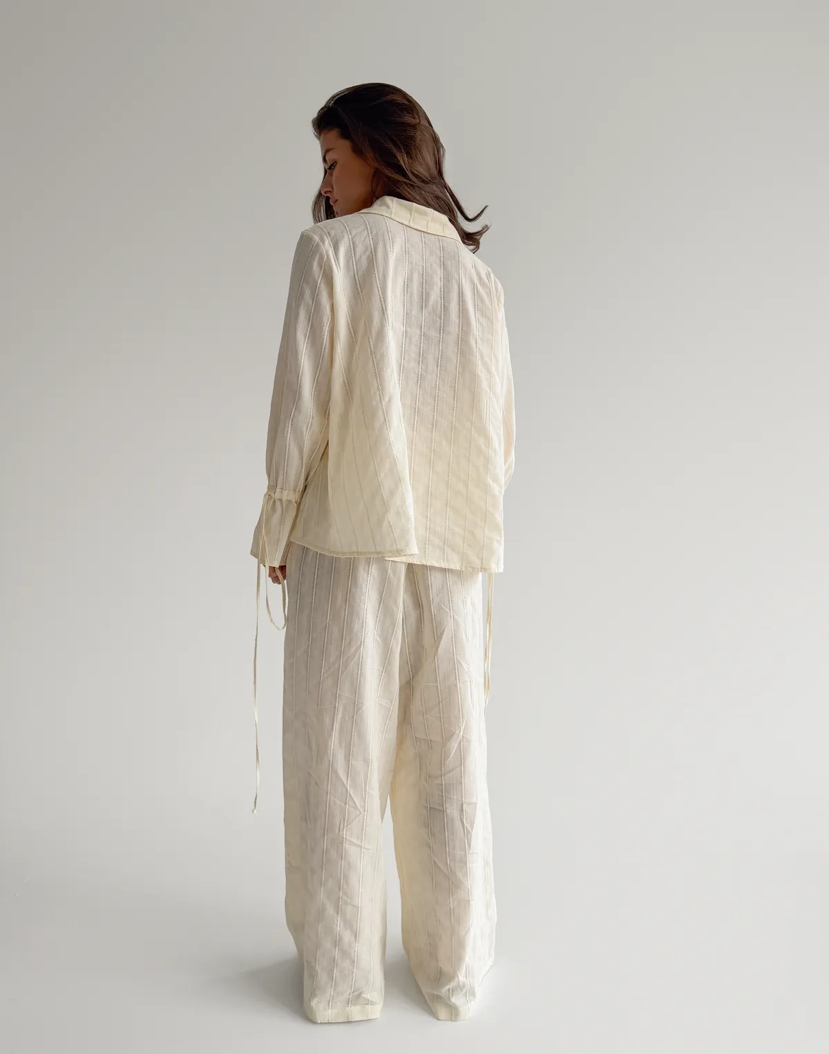 Комплект з текстурованої тканини сорочка на двох зав'язках та штани у піжамному стилі, вершкове масло - Фото 2