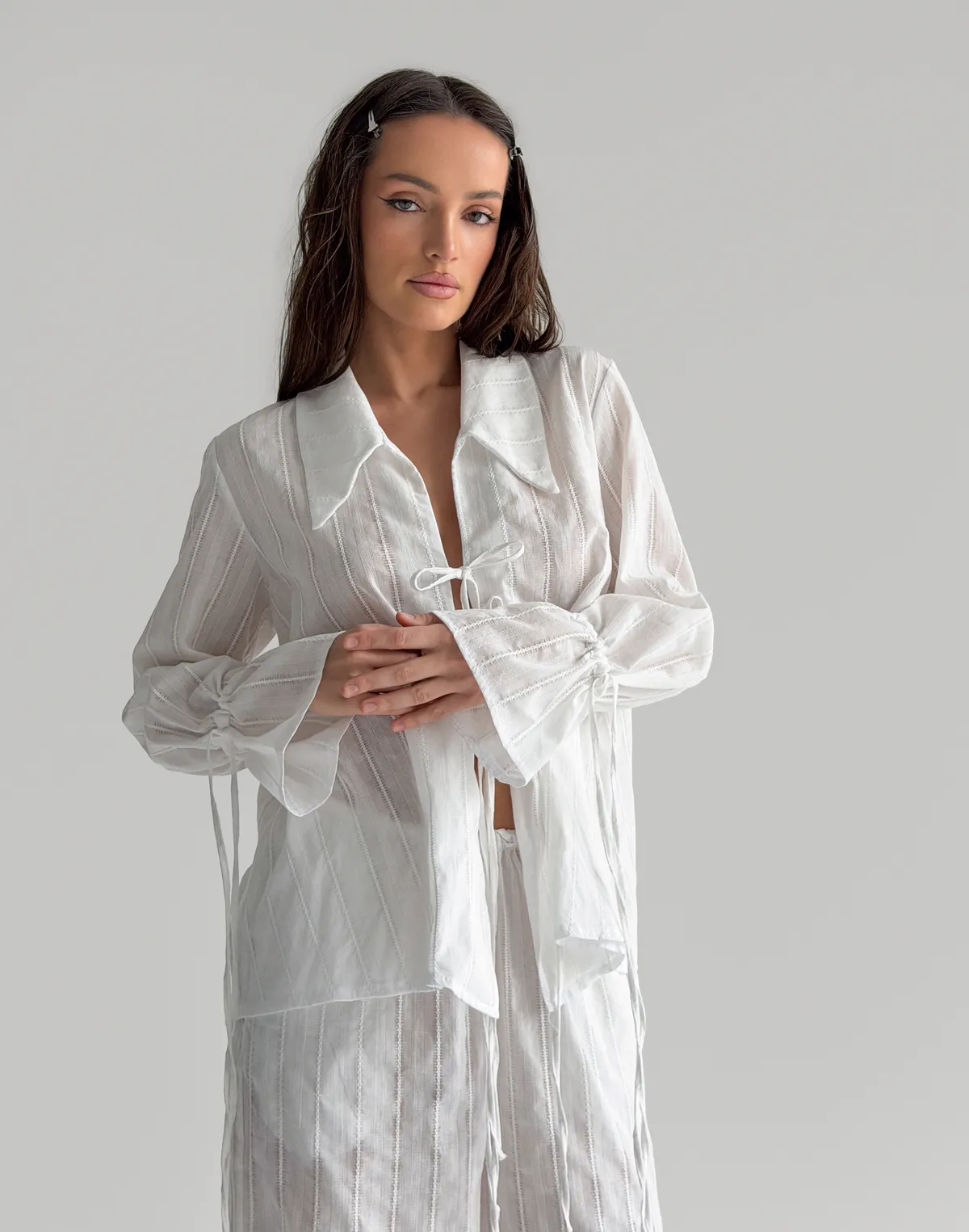 Сорочка на двох зав'язках з текстурованої тканини, молочна - Фото 7