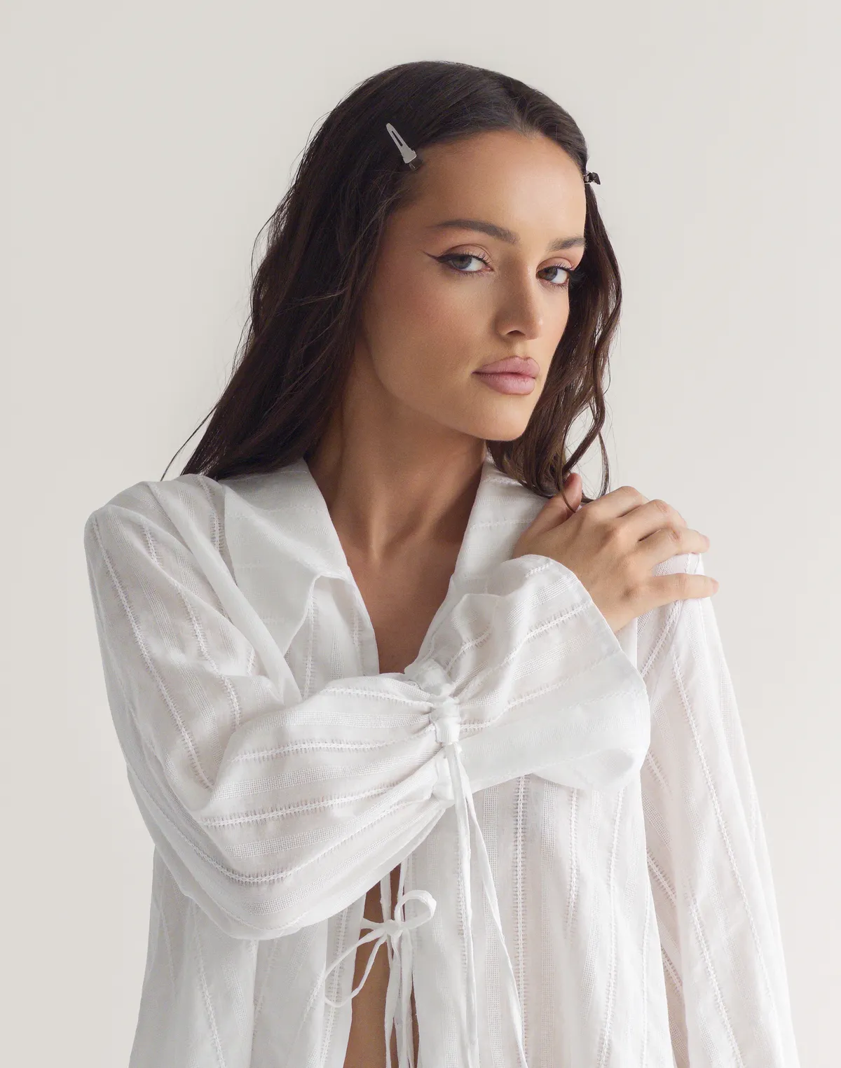 Сорочка на двох зав'язках з текстурованої тканини, молочна - Фото 6