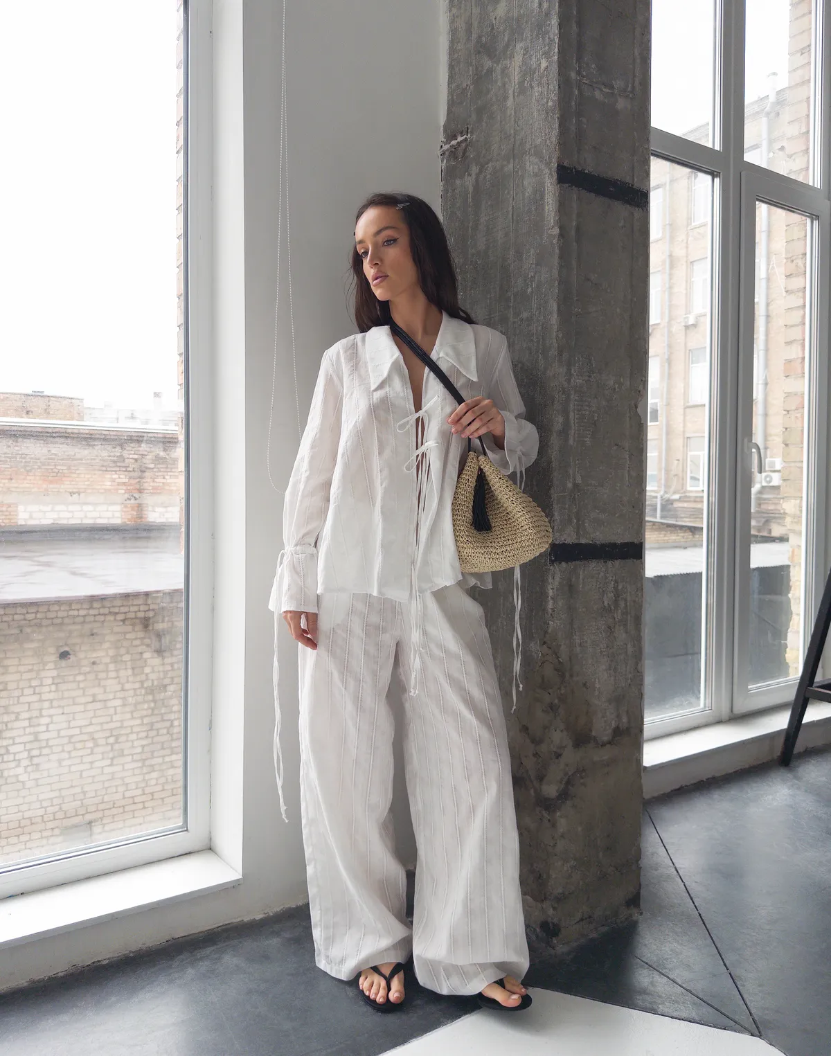 Сорочка на двох зав'язках з текстурованої тканини, молочна - Фото 4