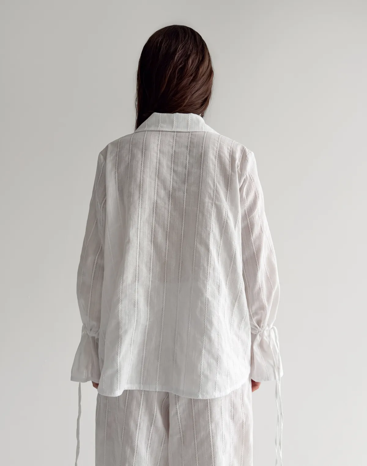 Сорочка на двох зав'язках з текстурованої тканини, молочна - Фото 2